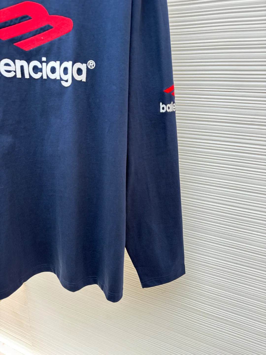 Balenciaga letter embroidered round neck long sleeves ●Original version: Purchased and developed by 7589 ●Item number: 1681821-A30 ●Fabric: pure cotton fabric ●Technology: embroidery production ●Color: navy blue ●Version: loose fit ●Weight: about 470 grams ●Size: XS-S-M-L ●Description: This Balenciaga dark gray long-sleeved top is made of heavyweight pure cotton fabric and has been treated with distressed washing to give it a soft matte texture, taking into account both comfort and stiffness. The core logo on the body adopts three-dimensional towel embroidery technology: the red brand symbol and white letter embroidery are full and three-dimensional, with clear texture and not easy to fall off; the cuffs are matched with the same series of embroidered logos, and the details echo the overall design. The neckline has a half-high ribbed structure, and elastic knitting ensures a good fit; the body is cut in a loose-shoulder style, with neat stitching and fine hemming on the edges. It not only retains the casualness of street style, but also embodies the craftsmanship of luxury items. The overall wiring is straight and delicate, the fabric is comfortable and soft, and the color is consistent without color difference. It can be matched with the same style to create a fashionable look and control various occasions. Customized accessories, complete with three standards, same style for men and women!