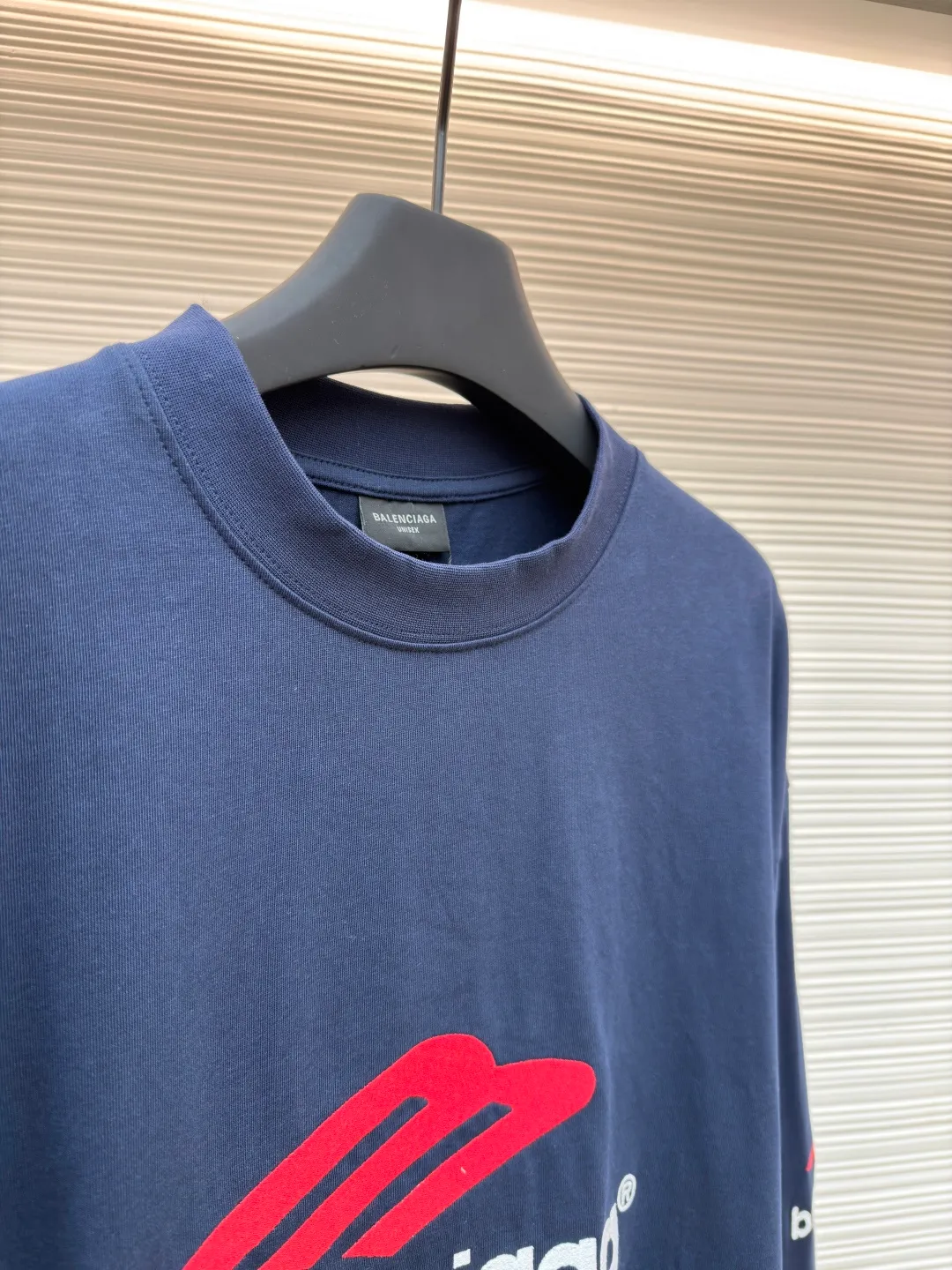 Balenciaga letter embroidered round neck long sleeves ●Original version: Purchased and developed by 7589 ●Item number: 1681821-A30 ●Fabric: pure cotton fabric ●Technology: embroidery production ●Color: navy blue ●Version: loose fit ●Weight: about 470 grams ●Size: XS-S-M-L ●Description: This Balenciaga dark gray long-sleeved top is made of heavyweight pure cotton fabric and has been treated with distressed washing to give it a soft matte texture, taking into account both comfort and stiffness. The core logo on the body adopts three-dimensional towel embroidery technology: the red brand symbol and white letter embroidery are full and three-dimensional, with clear texture and not easy to fall off; the cuffs are matched with the same series of embroidered logos, and the details echo the overall design. The neckline has a half-high ribbed structure, and elastic knitting ensures a good fit; the body is cut in a loose-shoulder style, with neat stitching and fine hemming on the edges. It not only retains the casualness of street style, but also embodies the craftsmanship of luxury items. The overall wiring is straight and delicate, the fabric is comfortable and soft, and the color is consistent without color difference. It can be matched with the same style to create a fashionable look and control various occasions. Customized accessories, complete with three standards, same style for men and women!