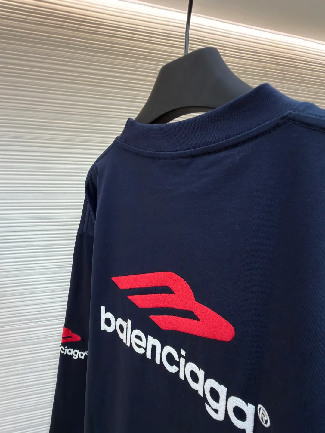 Balenciaga letter embroidered round neck long sleeves ●Original version: Purchased and developed by 7589 ●Item number: 1681821-A30 ●Fabric: pure cotton fabric ●Technology: embroidery production ●Color: navy blue ●Version: loose fit ●Weight: about 470 grams ●Size: XS-S-M-L ●Description: This Balenciaga dark gray long-sleeved top is made of heavyweight pure cotton fabric and has been treated with distressed washing to give it a soft matte texture, taking into account both comfort and stiffness. The core logo on the body adopts three-dimensional towel embroidery technology: the red brand symbol and white letter embroidery are full and three-dimensional, with clear texture and not easy to fall off; the cuffs are matched with the same series of embroidered logos, and the details echo the overall design. The neckline has a half-high ribbed structure, and elastic knitting ensures a good fit; the body is cut in a loose-shoulder style, with neat stitching and fine hemming on the edges. It not only retains the casualness of street style, but also embodies the craftsmanship of luxury items. The overall wiring is straight and delicate, the fabric is comfortable and soft, and the color is consistent without color difference. It can be matched with the same style to create a fashionable look and control various occasions. Customized accessories, complete with three standards, same style for men and women!