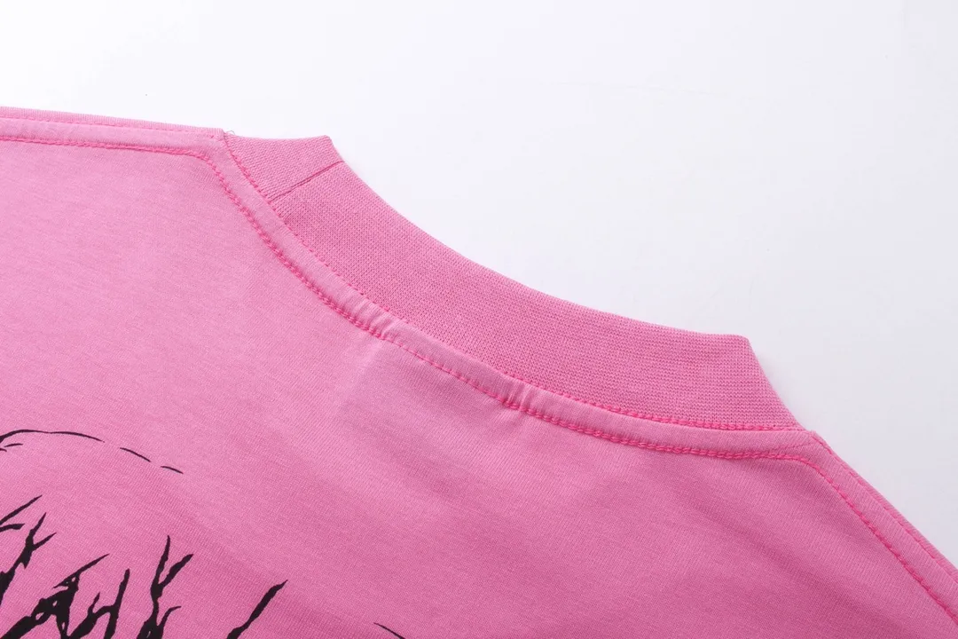 🅿️186 Detailed Pictures [Top version. Official website quality] BALENCI*GA/Paris. 2024 new model. Year of the Dragon limited print short-sleeved T-shirt, synchronized with brick cabinet. Developed genuine product at the first time, enjoy printing and comparison! The fabric is made of Paris ZP custom-woven and dyed cotton double yarn. Weighing 260 grams, the cloth surface is clean. The cloth pattern is clear, soft and comfortable. The threads are dyed with no color difference. The classic LOGO is made of environmentally friendly imported materials, drawn silk flowers, with clear letters and three-dimensional effect. Restore the brick cabinet. Welcome to compare, the version adopts the OS loose shoulder version. Same style for men and women Coding: BL223322 Color: black, white, red, pink Size: XS to L