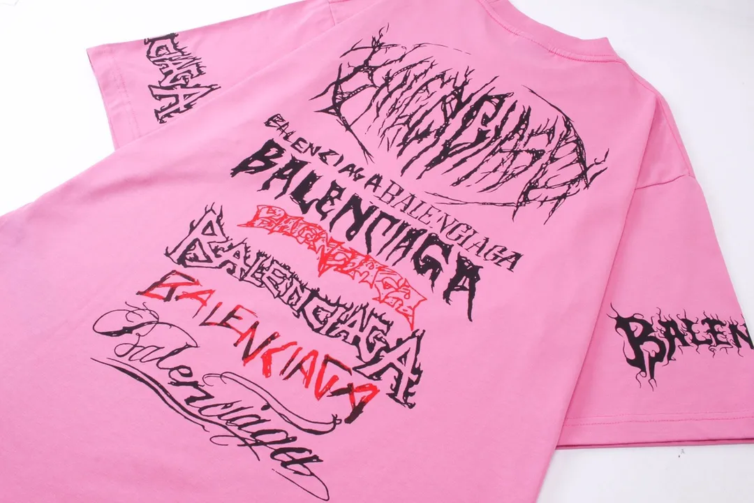 🅿️186 Detailed Pictures [Top version. Official website quality] BALENCI*GA/Paris. 2024 new model. Year of the Dragon limited print short-sleeved T-shirt, synchronized with brick cabinet. Developed genuine product at the first time, enjoy printing and comparison! The fabric is made of Paris ZP custom-woven and dyed cotton double yarn. Weighing 260 grams, the cloth surface is clean. The cloth pattern is clear, soft and comfortable. The threads are dyed with no color difference. The classic LOGO is made of environmentally friendly imported materials, drawn silk flowers, with clear letters and three-dimensional effect. Restore the brick cabinet. Welcome to compare, the version adopts the OS loose shoulder version. Same style for men and women Coding: BL223322 Color: black, white, red, pink Size: XS to L