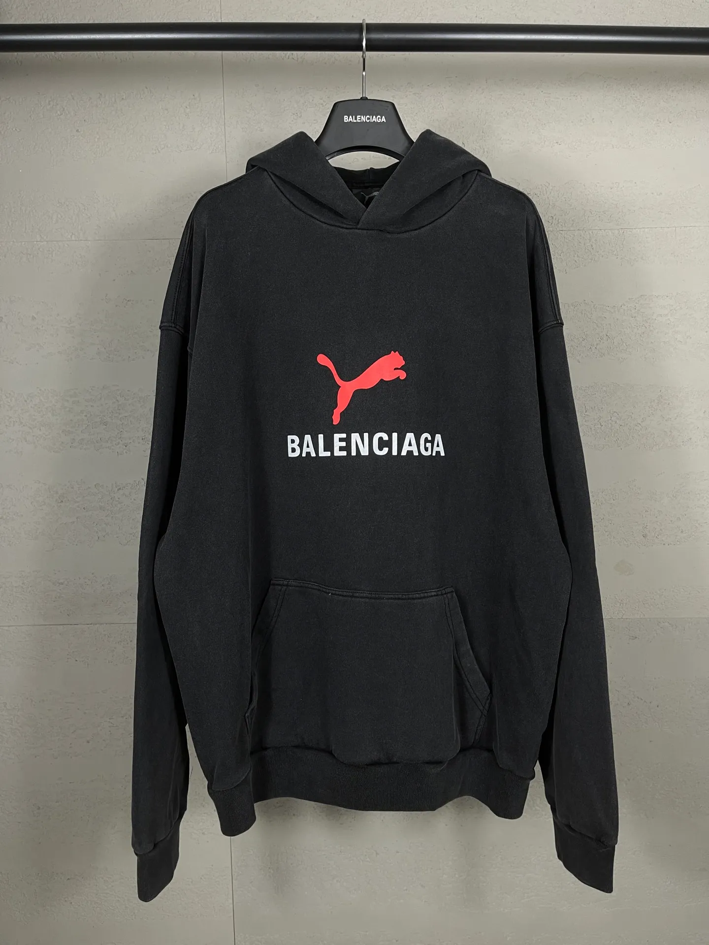 🅿️320 real photos [Top version. Official website quality] BALENCI*GA/26 new model. Paris co-branded puma series front printed washed hooded sweatshirt. SS26 latest model. Research and development at the first time, different market currencies. Comparisons welcome. The fabric is made of Paris ZP custom-woven and dyed cotton sweatshirt. Weighing 460 grams, the cloth surface is clean. The cloth pattern is clear, soft and comfortable. The threads are dyed with no color difference. The printing uses environmentally friendly imported rubber paddles, with clear letters and no burrs. Strong three-dimensional effect. Garment washing water. Jubie market currency. Welcome to compare. The version adopts OS loose shoulder design. Same style for men and women. Code: BL259920 Color: washed black, Size: XS S M L