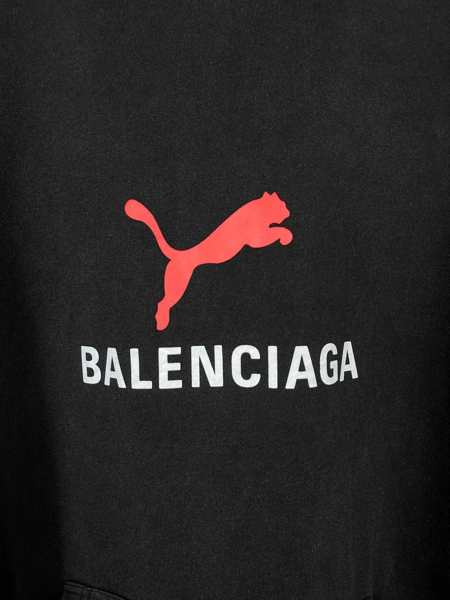 🅿️320 real photos [Top version. Official website quality] BALENCI*GA/26 new model. Paris co-branded puma series front printed washed hooded sweatshirt. SS26 latest model. Research and development at the first time, different market currencies. Comparisons welcome. The fabric is made of Paris ZP custom-woven and dyed cotton sweatshirt. Weighing 460 grams, the cloth surface is clean. The cloth pattern is clear, soft and comfortable. The threads are dyed with no color difference. The printing uses environmentally friendly imported rubber paddles, with clear letters and no burrs. Strong three-dimensional effect. Garment washing water. Jubie market currency. Welcome to compare. The version adopts OS loose shoulder design. Same style for men and women. Code: BL259920 Color: washed black, Size: XS S M L