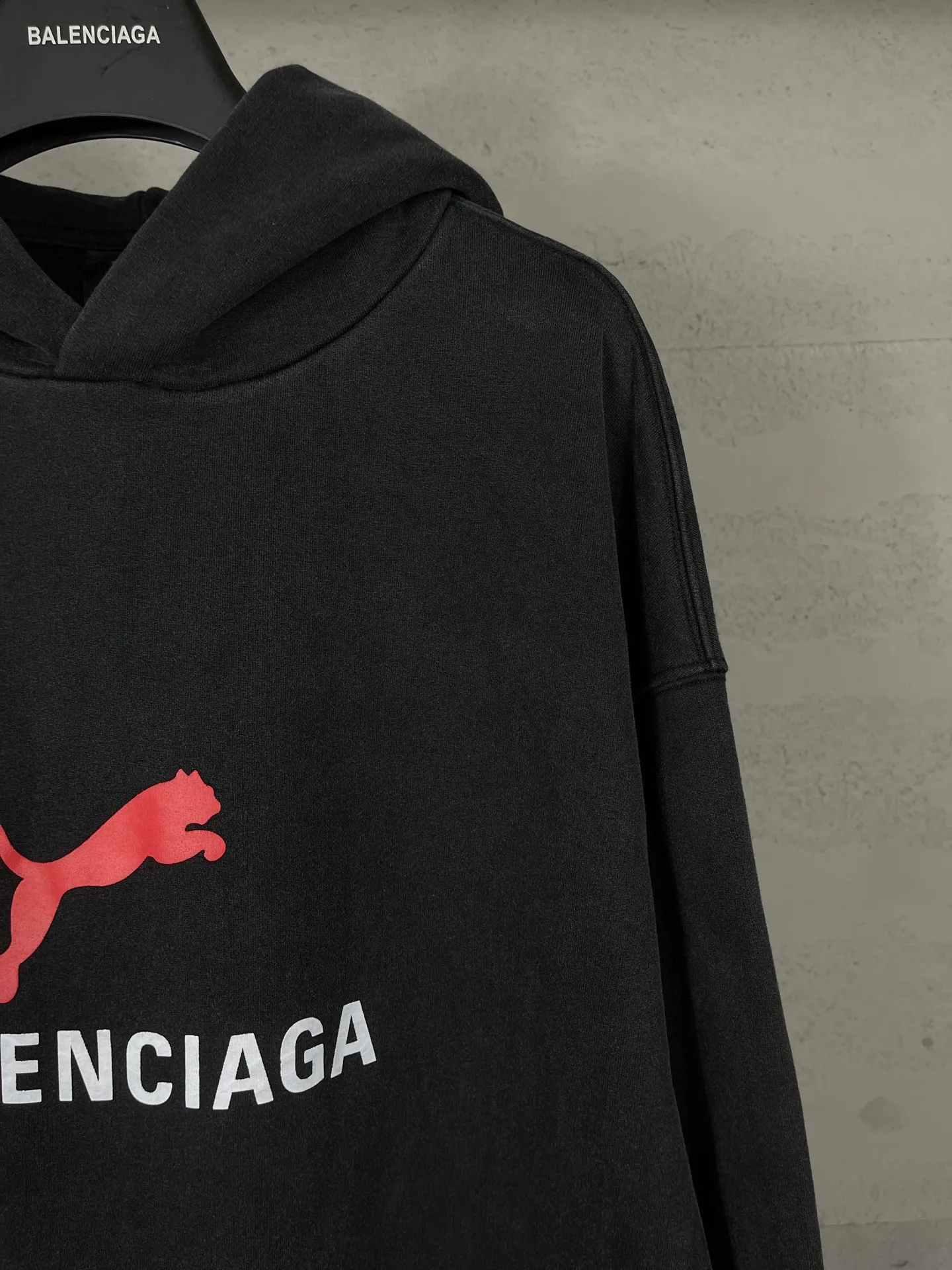 🅿️320 real photos [Top version. Official website quality] BALENCI*GA/26 new model. Paris co-branded puma series front printed washed hooded sweatshirt. SS26 latest model. Research and development at the first time, different market currencies. Comparisons welcome. The fabric is made of Paris ZP custom-woven and dyed cotton sweatshirt. Weighing 460 grams, the cloth surface is clean. The cloth pattern is clear, soft and comfortable. The threads are dyed with no color difference. The printing uses environmentally friendly imported rubber paddles, with clear letters and no burrs. Strong three-dimensional effect. Garment washing water. Jubie market currency. Welcome to compare. The version adopts OS loose shoulder design. Same style for men and women. Code: BL259920 Color: washed black, Size: XS S M L