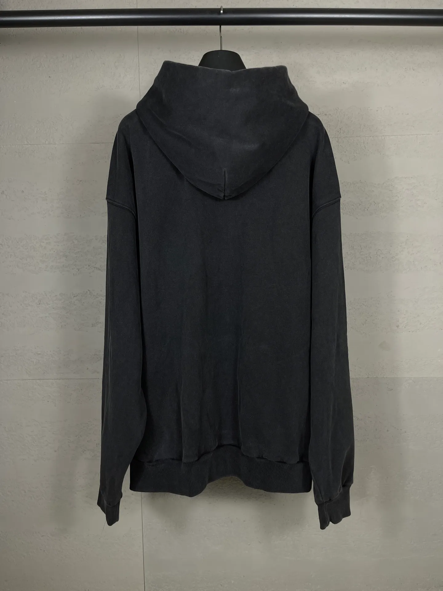 🅿️320 real photos [Top version. Official website quality] BALENCI*GA/26 new model. Paris co-branded puma series front printed washed hooded sweatshirt. SS26 latest model. Research and development at the first time, different market currencies. Comparisons welcome. The fabric is made of Paris ZP custom-woven and dyed cotton sweatshirt. Weighing 460 grams, the cloth surface is clean. The cloth pattern is clear, soft and comfortable. The threads are dyed with no color difference. The printing uses environmentally friendly imported rubber paddles, with clear letters and no burrs. Strong three-dimensional effect. Garment washing water. Jubie market currency. Welcome to compare. The version adopts OS loose shoulder design. Same style for men and women. Code: BL259920 Color: washed black, Size: XS S M L