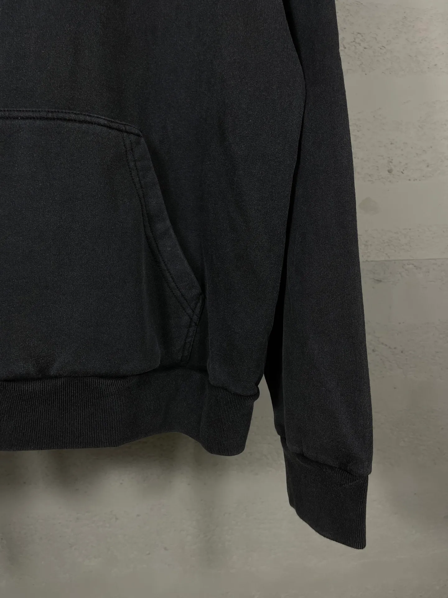 🅿️320 real photos [Top version. Official website quality] BALENCI*GA/26 new model. Paris co-branded puma series front printed washed hooded sweatshirt. SS26 latest model. Research and development at the first time, different market currencies. Comparisons welcome. The fabric is made of Paris ZP custom-woven and dyed cotton sweatshirt. Weighing 460 grams, the cloth surface is clean. The cloth pattern is clear, soft and comfortable. The threads are dyed with no color difference. The printing uses environmentally friendly imported rubber paddles, with clear letters and no burrs. Strong three-dimensional effect. Garment washing water. Jubie market currency. Welcome to compare. The version adopts OS loose shoulder design. Same style for men and women. Code: BL259920 Color: washed black, Size: XS S M L