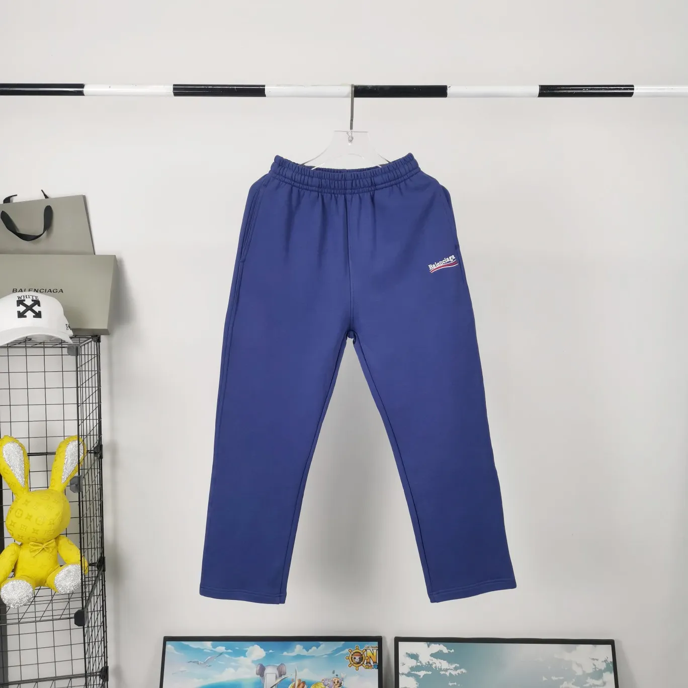 [New arrival] Top tried and tested version Balenciaga 21SS BLCG Balenciaga Wave Coke male and female couple celebrity same style pure cotton terry trousers sweatpants casual pants classic and versatile style is here! With these pants, they look perfect no matter what outfit you wear! Get it now! Customized special fabrics, ready-to-wear washable, soft and comfortable to the touch.  460 grams of dust-free sweatshirt fabric, washed and cut. Imported environmentally friendly water glue is added to the garment and washed twice to ensure consistent printing. Customized wash mark. This year's sincere shorts LOGO adopts Japanese Tajima embroidery technology, and the printing is full and meticulous. Color: Black/Grey/White/Blue Size: XS-L P:370