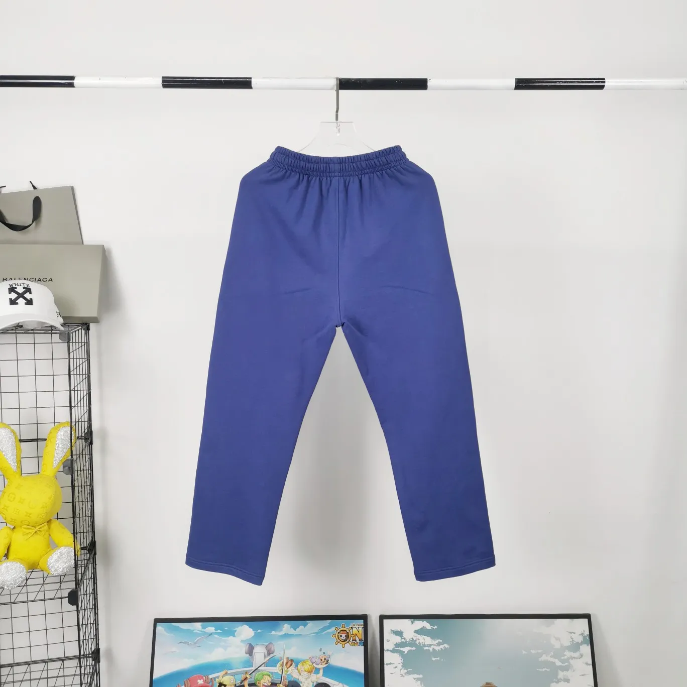[New arrival] Top tried and tested version Balenciaga 21SS BLCG Balenciaga Wave Coke male and female couple celebrity same style pure cotton terry trousers sweatpants casual pants classic and versatile style is here! With these pants, they look perfect no matter what outfit you wear! Get it now! Customized special fabrics, ready-to-wear washable, soft and comfortable to the touch.  460 grams of dust-free sweatshirt fabric, washed and cut. Imported environmentally friendly water glue is added to the garment and washed twice to ensure consistent printing. Customized wash mark. This year's sincere shorts LOGO adopts Japanese Tajima embroidery technology, and the printing is full and meticulous. Color: Black/Grey/White/Blue Size: XS-L P:370