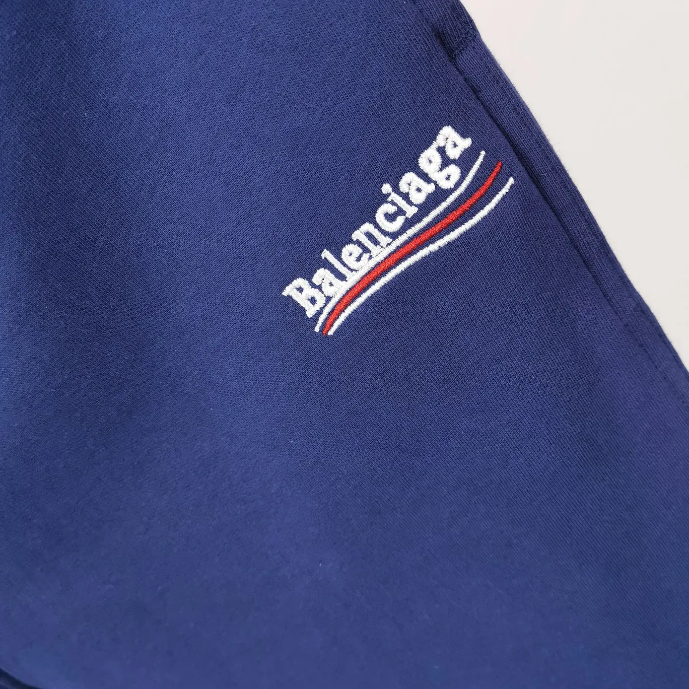 [New arrival] Top tried and tested version Balenciaga 21SS BLCG Balenciaga Wave Coke male and female couple celebrity same style pure cotton terry trousers sweatpants casual pants classic and versatile style is here! With these pants, they look perfect no matter what outfit you wear! Get it now! Customized special fabrics, ready-to-wear washable, soft and comfortable to the touch.  460 grams of dust-free sweatshirt fabric, washed and cut. Imported environmentally friendly water glue is added to the garment and washed twice to ensure consistent printing. Customized wash mark. This year's sincere shorts LOGO adopts Japanese Tajima embroidery technology, and the printing is full and meticulous. Color: Black/Grey/White/Blue Size: XS-L P:370