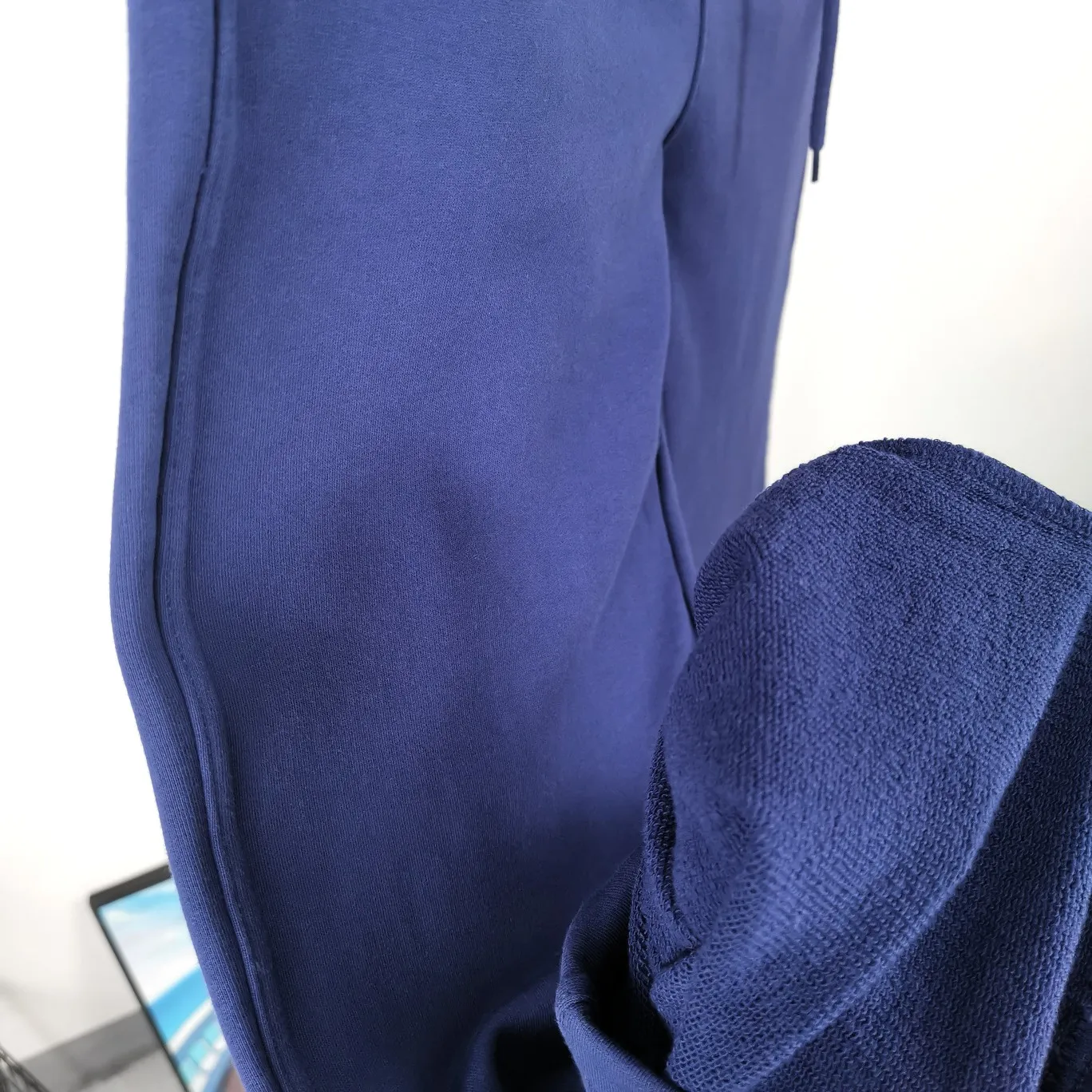 [New arrival] Top tried and tested version Balenciaga 21SS BLCG Balenciaga Wave Coke male and female couple celebrity same style pure cotton terry trousers sweatpants casual pants classic and versatile style is here! With these pants, they look perfect no matter what outfit you wear! Get it now! Customized special fabrics, ready-to-wear washable, soft and comfortable to the touch.  460 grams of dust-free sweatshirt fabric, washed and cut. Imported environmentally friendly water glue is added to the garment and washed twice to ensure consistent printing. Customized wash mark. This year's sincere shorts LOGO adopts Japanese Tajima embroidery technology, and the printing is full and meticulous. Color: Black/Grey/White/Blue Size: XS-L P:370