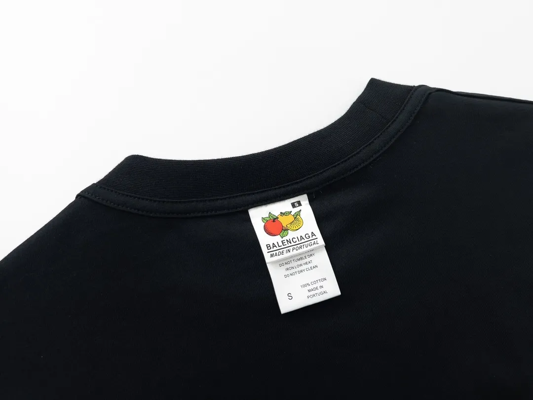 🅿️180 real photos [Top version. Official website quality] BALENCI*GA/Paris #Mirror embroidery reversible wear classic letter embroidery short-sleeved T-shirt #2023 spring and summer brick cabinet synchronization.                       The fabric is made of Paris ZP custom-woven and dyed cotton double yarn, weighing 260 grams. The cloth surface is clean. The cloth pattern is clear, soft and comfortable. The threads are dyed with no color difference. The classic letters are embroidered with an imported embroidery machine. The letters are clear and the effect is three-dimensional, restoring the brick cabinet. The version adopts the OS loose shoulder style. The same style for men and women. Coding: BL223098 Color: Black Size: XS to L