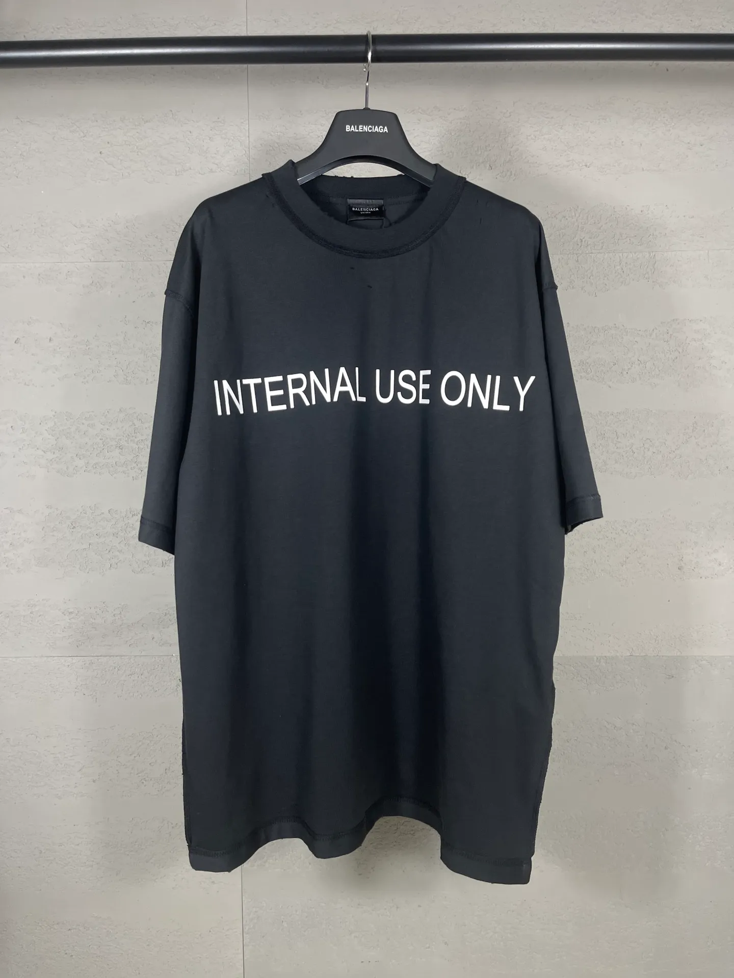 🅿️180 real photos [Top version. Official website quality] BALENCI*GA/Paris #2024 new model. INTERNALUSEONLY letter logo on the front and back ready-to-wear worn short-sleeved T-shirt. Rear collar badge. Ready-made clothes are made with reverse bottoms as the top. #2024 Spring and Summer Brick Cabinet Synchronization Welcome to compare. The fabric is made of Paris ZP custom-woven and dyed cotton double yarn, with a weight of 260 grams. The cloth surface is clean. The cloth pattern is clear, soft and comfortable. The threads are dyed with no color difference. The classic letter LOGO is printed with imported environmentally friendly glue. The letters are clear and the effect is three-dimensional. Restore the brick cabinet, adopt OS loose shoulder style. Same style for men and women. Code: BL223385 Color: black. Off-white Size: XS to L