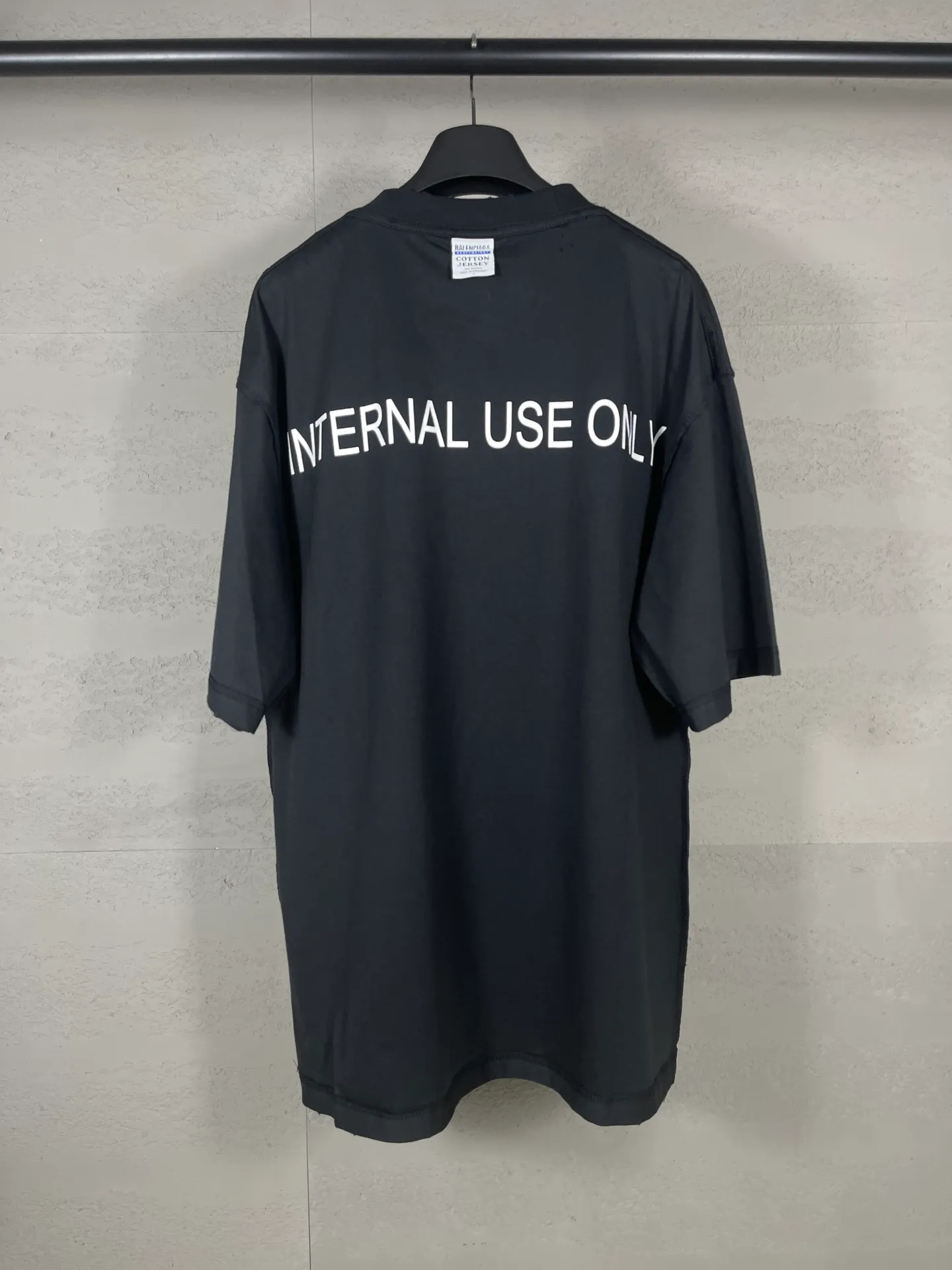 🅿️180 real photos [Top version. Official website quality] BALENCI*GA/Paris #2024 new model. INTERNALUSEONLY letter logo on the front and back ready-to-wear worn short-sleeved T-shirt. Rear collar badge. Ready-made clothes are made with reverse bottoms as the top. #2024 Spring and Summer Brick Cabinet Synchronization Welcome to compare. The fabric is made of Paris ZP custom-woven and dyed cotton double yarn, with a weight of 260 grams. The cloth surface is clean. The cloth pattern is clear, soft and comfortable. The threads are dyed with no color difference. The classic letter LOGO is printed with imported environmentally friendly glue. The letters are clear and the effect is three-dimensional. Restore the brick cabinet, adopt OS loose shoulder style. Same style for men and women. Code: BL223385 Color: black. Off-white Size: XS to L