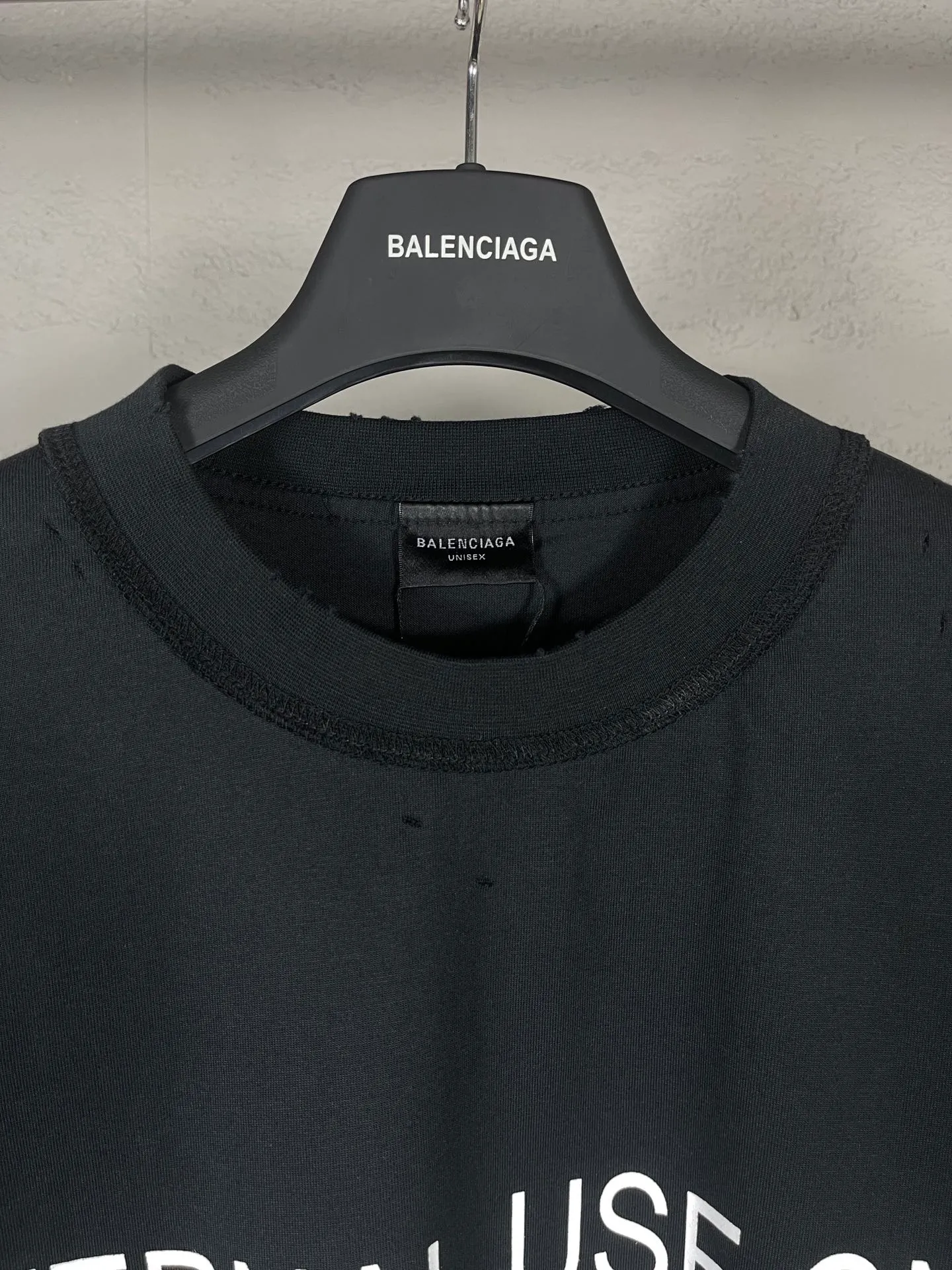 🅿️180 real photos [Top version. Official website quality] BALENCI*GA/Paris #2024 new model. INTERNALUSEONLY letter logo on the front and back ready-to-wear worn short-sleeved T-shirt. Rear collar badge. Ready-made clothes are made with reverse bottoms as the top. #2024 Spring and Summer Brick Cabinet Synchronization Welcome to compare. The fabric is made of Paris ZP custom-woven and dyed cotton double yarn, with a weight of 260 grams. The cloth surface is clean. The cloth pattern is clear, soft and comfortable. The threads are dyed with no color difference. The classic letter LOGO is printed with imported environmentally friendly glue. The letters are clear and the effect is three-dimensional. Restore the brick cabinet, adopt OS loose shoulder style. Same style for men and women. Code: BL223385 Color: black. Off-white Size: XS to L