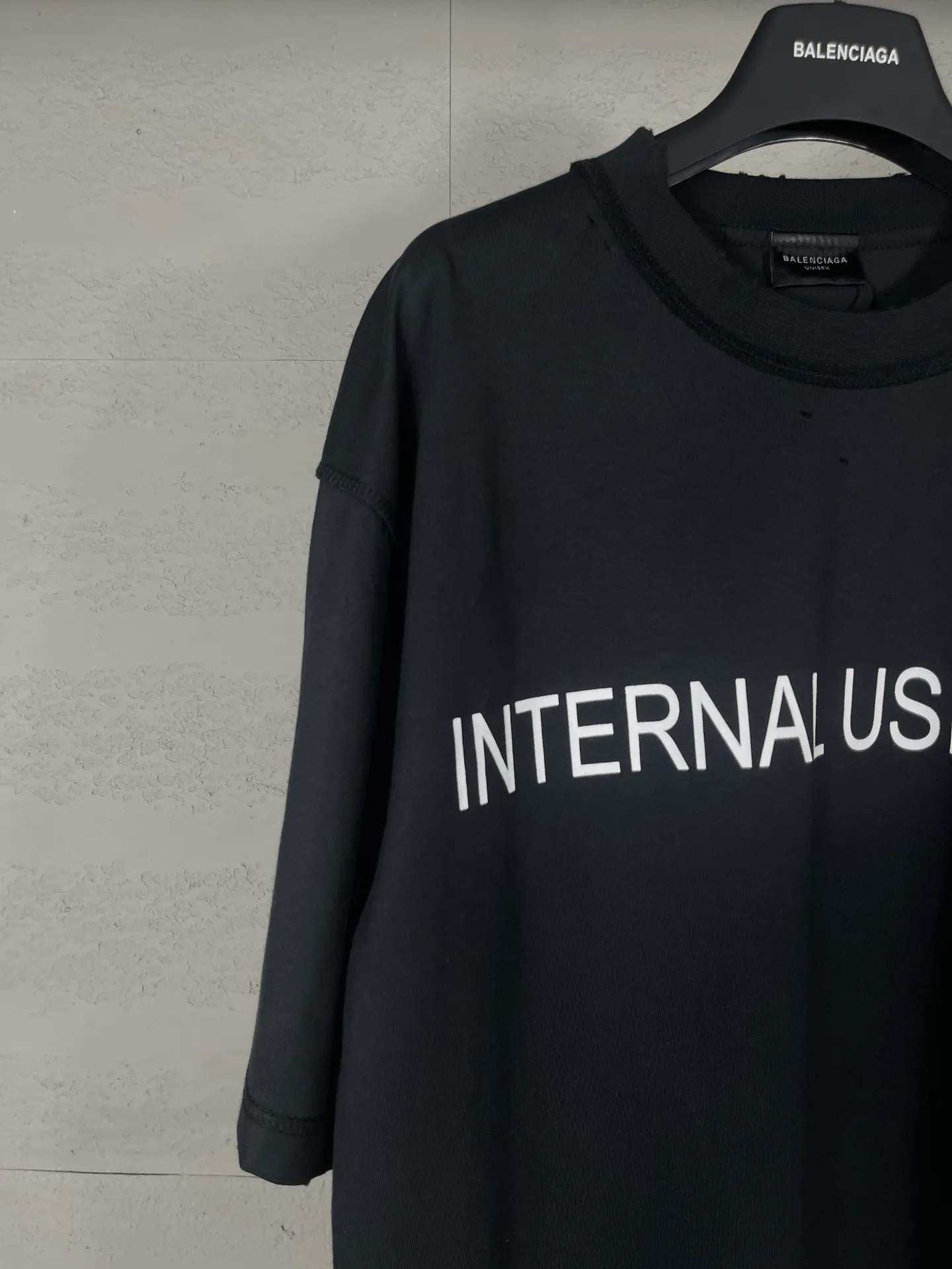🅿️180 real photos [Top version. Official website quality] BALENCI*GA/Paris #2024 new model. INTERNALUSEONLY letter logo on the front and back ready-to-wear worn short-sleeved T-shirt. Rear collar badge. Ready-made clothes are made with reverse bottoms as the top. #2024 Spring and Summer Brick Cabinet Synchronization Welcome to compare. The fabric is made of Paris ZP custom-woven and dyed cotton double yarn, with a weight of 260 grams. The cloth surface is clean. The cloth pattern is clear, soft and comfortable. The threads are dyed with no color difference. The classic letter LOGO is printed with imported environmentally friendly glue. The letters are clear and the effect is three-dimensional. Restore the brick cabinet, adopt OS loose shoulder style. Same style for men and women. Code: BL223385 Color: black. Off-white Size: XS to L