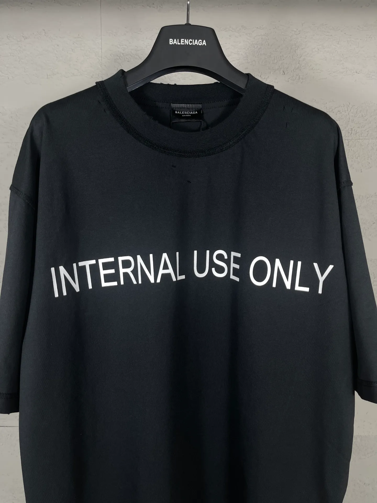 🅿️180 real photos [Top version. Official website quality] BALENCI*GA/Paris #2024 new model. INTERNALUSEONLY letter logo on the front and back ready-to-wear worn short-sleeved T-shirt. Rear collar badge. Ready-made clothes are made with reverse bottoms as the top. #2024 Spring and Summer Brick Cabinet Synchronization Welcome to compare. The fabric is made of Paris ZP custom-woven and dyed cotton double yarn, with a weight of 260 grams. The cloth surface is clean. The cloth pattern is clear, soft and comfortable. The threads are dyed with no color difference. The classic letter LOGO is printed with imported environmentally friendly glue. The letters are clear and the effect is three-dimensional. Restore the brick cabinet, adopt OS loose shoulder style. Same style for men and women. Code: BL223385 Color: black. Off-white Size: XS to L