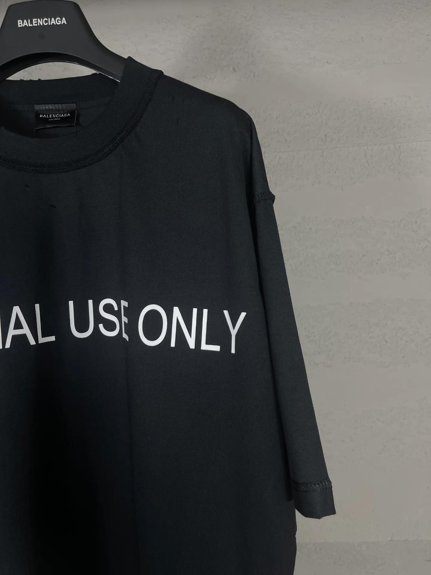 🅿️180 real photos [Top version. Official website quality] BALENCI*GA/Paris #2024 new model. INTERNALUSEONLY letter logo on the front and back ready-to-wear worn short-sleeved T-shirt. Rear collar badge. Ready-made clothes are made with reverse bottoms as the top. #2024 Spring and Summer Brick Cabinet Synchronization Welcome to compare. The fabric is made of Paris ZP custom-woven and dyed cotton double yarn, with a weight of 260 grams. The cloth surface is clean. The cloth pattern is clear, soft and comfortable. The threads are dyed with no color difference. The classic letter LOGO is printed with imported environmentally friendly glue. The letters are clear and the effect is three-dimensional. Restore the brick cabinet, adopt OS loose shoulder style. Same style for men and women. Code: BL223385 Color: black. Off-white Size: XS to L