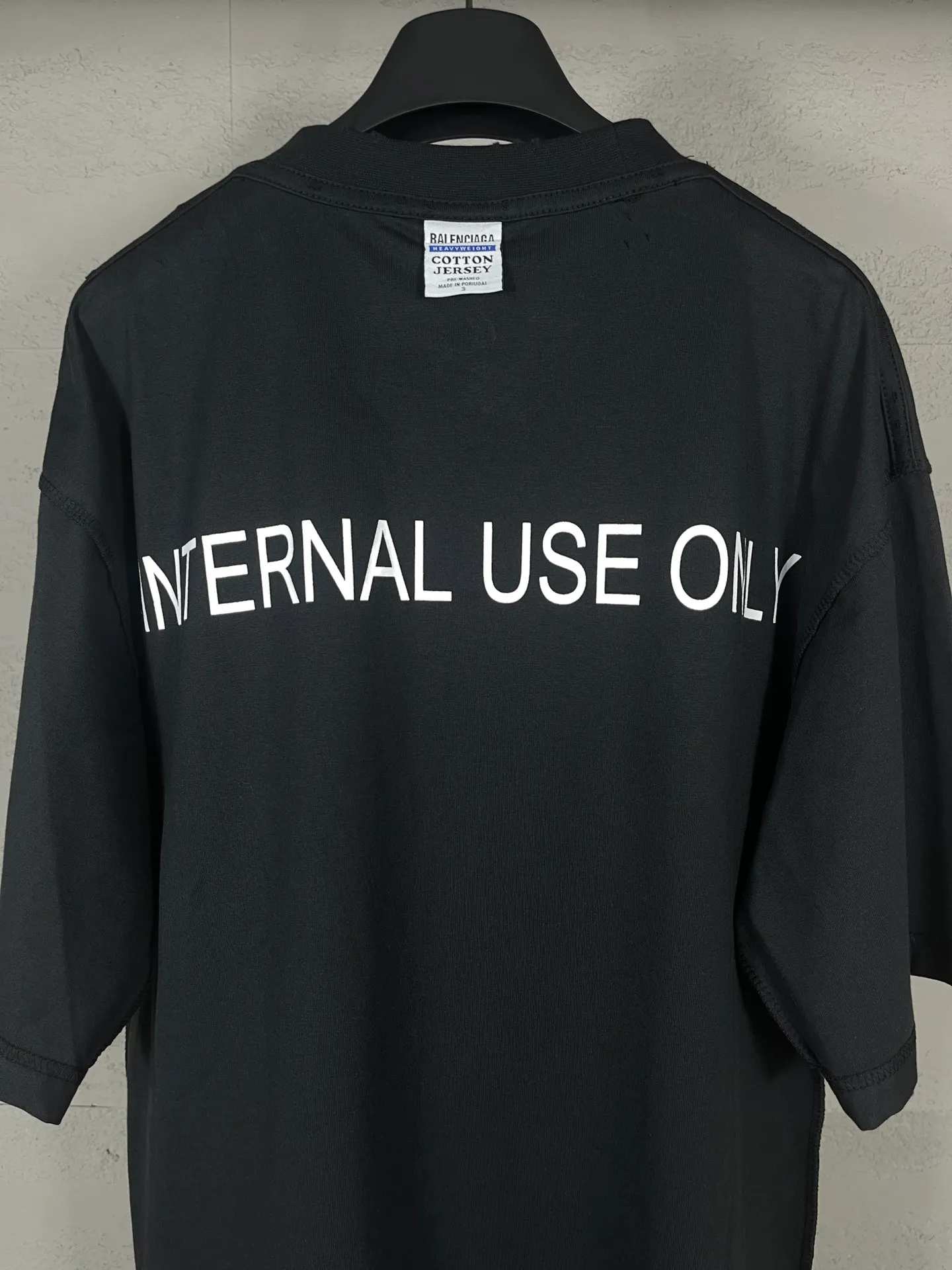 🅿️180 real photos [Top version. Official website quality] BALENCI*GA/Paris #2024 new model. INTERNALUSEONLY letter logo on the front and back ready-to-wear worn short-sleeved T-shirt. Rear collar badge. Ready-made clothes are made with reverse bottoms as the top. #2024 Spring and Summer Brick Cabinet Synchronization Welcome to compare. The fabric is made of Paris ZP custom-woven and dyed cotton double yarn, with a weight of 260 grams. The cloth surface is clean. The cloth pattern is clear, soft and comfortable. The threads are dyed with no color difference. The classic letter LOGO is printed with imported environmentally friendly glue. The letters are clear and the effect is three-dimensional. Restore the brick cabinet, adopt OS loose shoulder style. Same style for men and women. Code: BL223385 Color: black. Off-white Size: XS to L