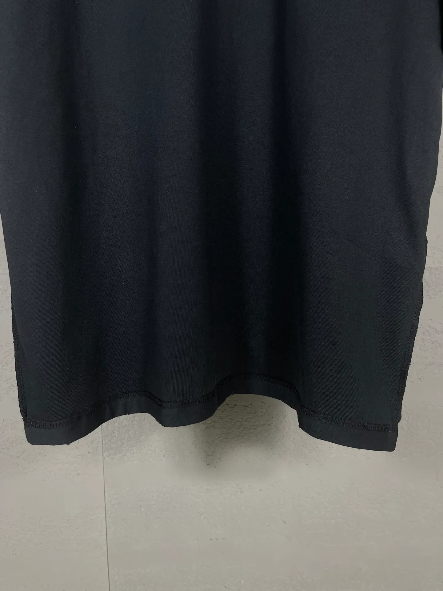 🅿️180 real photos [Top version. Official website quality] BALENCI*GA/Paris #2024 new model. INTERNALUSEONLY letter logo on the front and back ready-to-wear worn short-sleeved T-shirt. Rear collar badge. Ready-made clothes are made with reverse bottoms as the top. #2024 Spring and Summer Brick Cabinet Synchronization Welcome to compare. The fabric is made of Paris ZP custom-woven and dyed cotton double yarn, with a weight of 260 grams. The cloth surface is clean. The cloth pattern is clear, soft and comfortable. The threads are dyed with no color difference. The classic letter LOGO is printed with imported environmentally friendly glue. The letters are clear and the effect is three-dimensional. Restore the brick cabinet, adopt OS loose shoulder style. Same style for men and women. Code: BL223385 Color: black. Off-white Size: XS to L