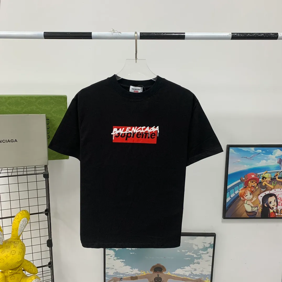 [New arrival] The top tried version BALENCIAGA ✘ Supreme 23Ss joint printed T-shirt short sleeves [2023. The new BALENCIAGA ✘ Supreme launches its first joint series] BALENCIAGA and Supreme launch related joint products. The 2023 spring and summer series will be with you, and it will be possible to once again create the highlight moment of Louis Vuitton x Supreme in 2017. The latest exclusive customized co-branded accessories on the entire network, exclusive co-branded packaging boxes, main mark, hangtag and packaging are all different from other models on the market. The side flag mark is exclusively customized for this collaboration, with double logo red mark, the same style for men and women!  Color Black White Khaki Size XS S M L P:260