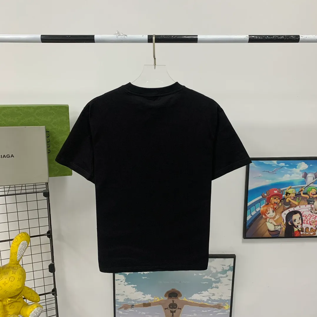 [New arrival] The top tried version BALENCIAGA ✘ Supreme 23Ss joint printed T-shirt short sleeves [2023. The new BALENCIAGA ✘ Supreme launches its first joint series] BALENCIAGA and Supreme launch related joint products. The 2023 spring and summer series will be with you, and it will be possible to once again create the highlight moment of Louis Vuitton x Supreme in 2017. The latest exclusive customized co-branded accessories on the entire network, exclusive co-branded packaging boxes, main mark, hangtag and packaging are all different from other models on the market. The side flag mark is exclusively customized for this collaboration, with double logo red mark, the same style for men and women!  Color Black White Khaki Size XS S M L P:260