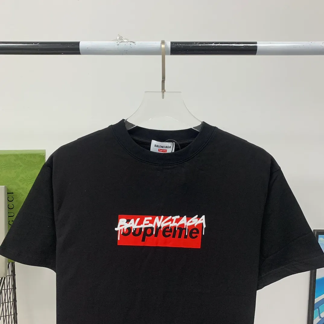 [New arrival] The top tried version BALENCIAGA ✘ Supreme 23Ss joint printed T-shirt short sleeves [2023. The new BALENCIAGA ✘ Supreme launches its first joint series] BALENCIAGA and Supreme launch related joint products. The 2023 spring and summer series will be with you, and it will be possible to once again create the highlight moment of Louis Vuitton x Supreme in 2017. The latest exclusive customized co-branded accessories on the entire network, exclusive co-branded packaging boxes, main mark, hangtag and packaging are all different from other models on the market. The side flag mark is exclusively customized for this collaboration, with double logo red mark, the same style for men and women!  Color Black White Khaki Size XS S M L P:260