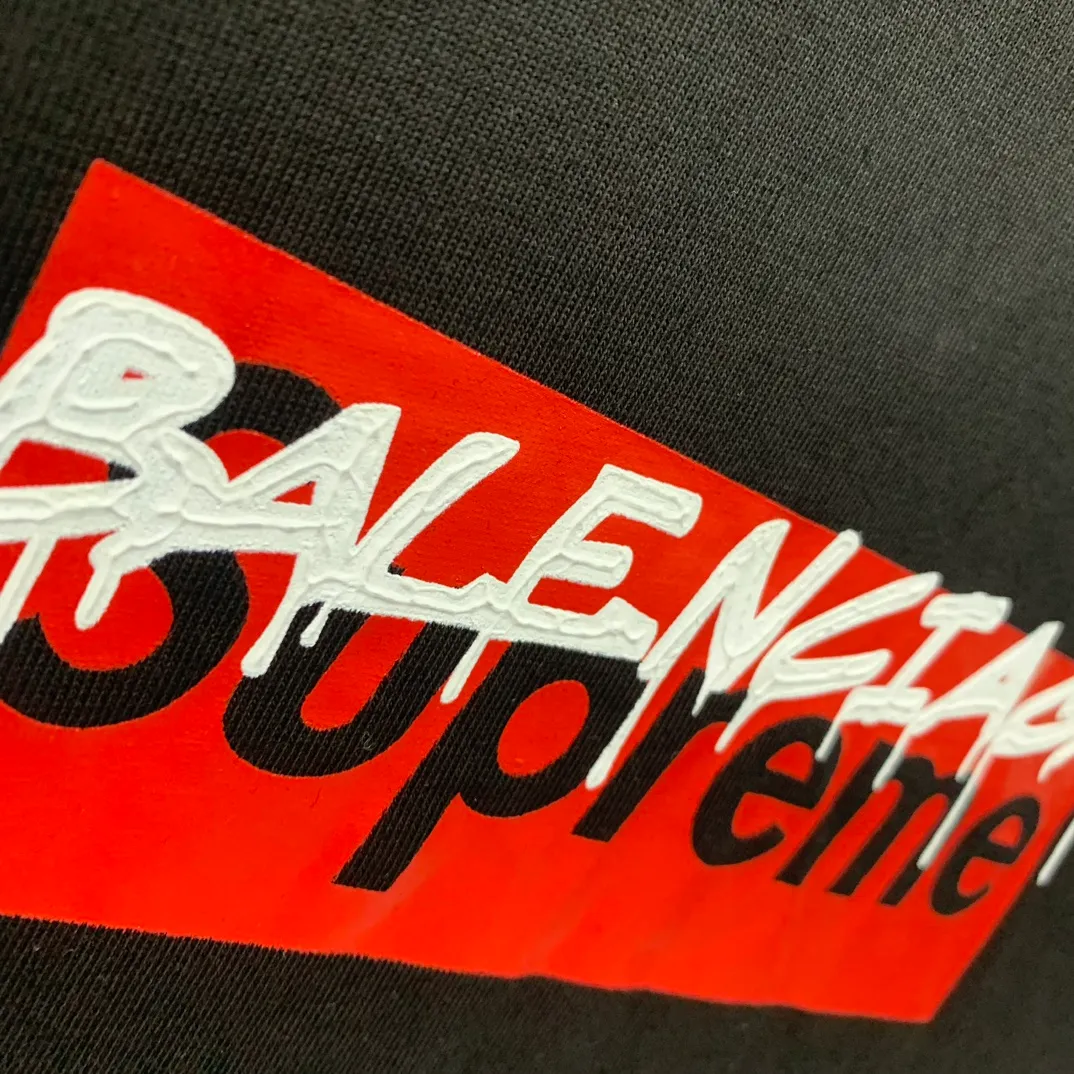 [New arrival] The top tried version BALENCIAGA ✘ Supreme 23Ss joint printed T-shirt short sleeves [2023. The new BALENCIAGA ✘ Supreme launches its first joint series] BALENCIAGA and Supreme launch related joint products. The 2023 spring and summer series will be with you, and it will be possible to once again create the highlight moment of Louis Vuitton x Supreme in 2017. The latest exclusive customized co-branded accessories on the entire network, exclusive co-branded packaging boxes, main mark, hangtag and packaging are all different from other models on the market. The side flag mark is exclusively customized for this collaboration, with double logo red mark, the same style for men and women!  Color Black White Khaki Size XS S M L P:260