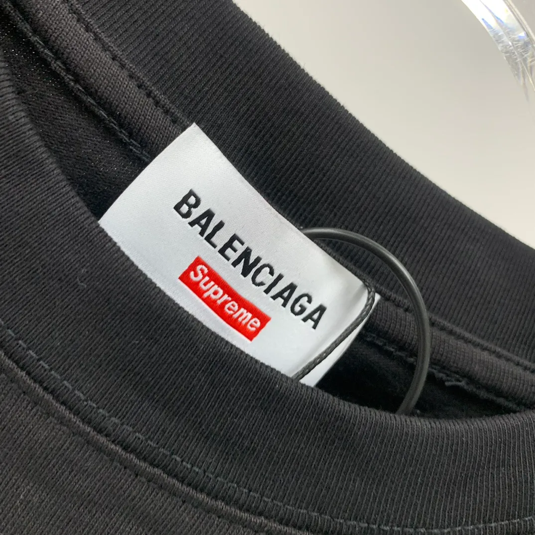 [New arrival] The top tried version BALENCIAGA ✘ Supreme 23Ss joint printed T-shirt short sleeves [2023. The new BALENCIAGA ✘ Supreme launches its first joint series] BALENCIAGA and Supreme launch related joint products. The 2023 spring and summer series will be with you, and it will be possible to once again create the highlight moment of Louis Vuitton x Supreme in 2017. The latest exclusive customized co-branded accessories on the entire network, exclusive co-branded packaging boxes, main mark, hangtag and packaging are all different from other models on the market. The side flag mark is exclusively customized for this collaboration, with double logo red mark, the same style for men and women!  Color Black White Khaki Size XS S M L P:260