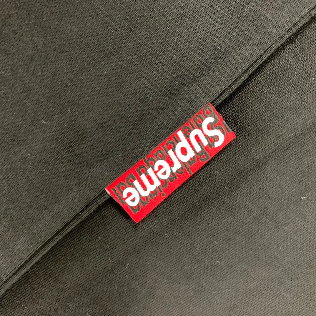 [New arrival] The top tried version BALENCIAGA ✘ Supreme 23Ss joint printed T-shirt short sleeves [2023. The new BALENCIAGA ✘ Supreme launches its first joint series] BALENCIAGA and Supreme launch related joint products. The 2023 spring and summer series will be with you, and it will be possible to once again create the highlight moment of Louis Vuitton x Supreme in 2017. The latest exclusive customized co-branded accessories on the entire network, exclusive co-branded packaging boxes, main mark, hangtag and packaging are all different from other models on the market. The side flag mark is exclusively customized for this collaboration, with double logo red mark, the same style for men and women!  Color Black White Khaki Size XS S M L P:260