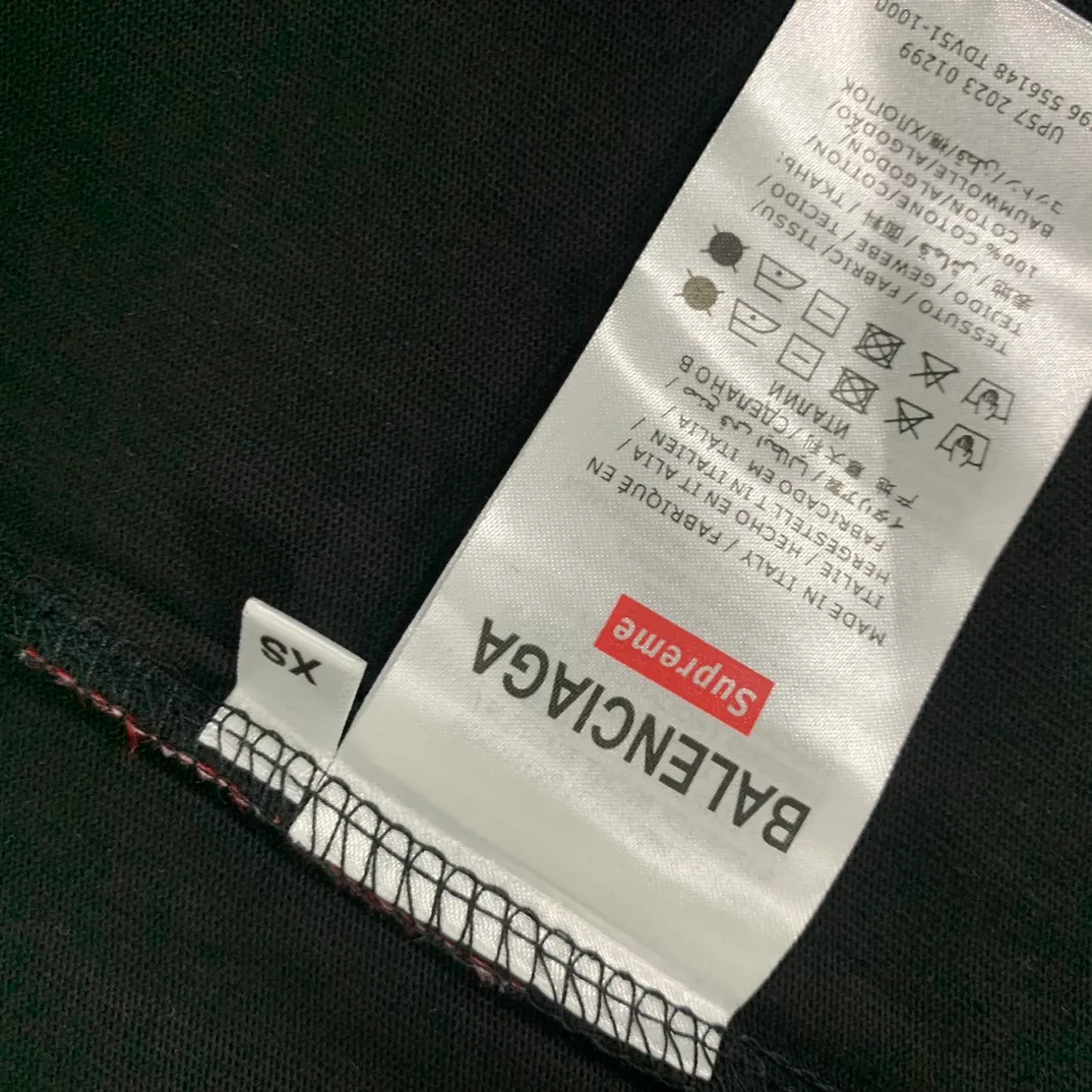 [New arrival] The top tried version BALENCIAGA ✘ Supreme 23Ss joint printed T-shirt short sleeves [2023. The new BALENCIAGA ✘ Supreme launches its first joint series] BALENCIAGA and Supreme launch related joint products. The 2023 spring and summer series will be with you, and it will be possible to once again create the highlight moment of Louis Vuitton x Supreme in 2017. The latest exclusive customized co-branded accessories on the entire network, exclusive co-branded packaging boxes, main mark, hangtag and packaging are all different from other models on the market. The side flag mark is exclusively customized for this collaboration, with double logo red mark, the same style for men and women!  Color Black White Khaki Size XS S M L P:260
