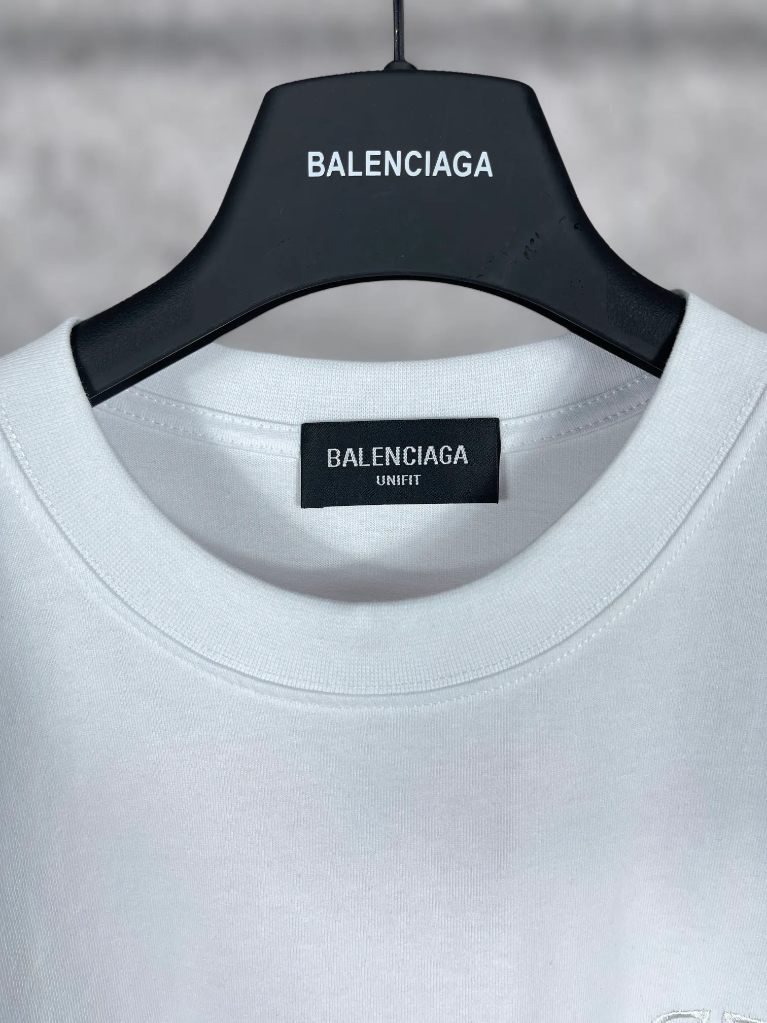 🅿️166 Actual pictures [Top version. Official website quality] BALENCIAGA/Balenciaga BB luminous graffiti short-sleeved T-shirt on the back. The fabric is made of Paris ZP custom-woven and dyed pure cotton with double yarn. The weight is 260 grams. The cloth surface is clean. The cloth pattern is clear, soft and comfortable. The ribbing is dyed with no color difference. The classic pattern printing uses environmentally friendly imported glue, and the precise dot screen has a luminous effect. The process is complex. The classic LOGO on the front is embroidered with an imported Tajima embroidery machine. It is three-dimensional and neat, with clear letters. No burrs. Strong three-dimensional effect. It is the currency of different markets, welcome to compare. The version adopts OS loose shoulder design. Same style for men and women. Code: BL223020 Color: White. Black. Size: XS-L
