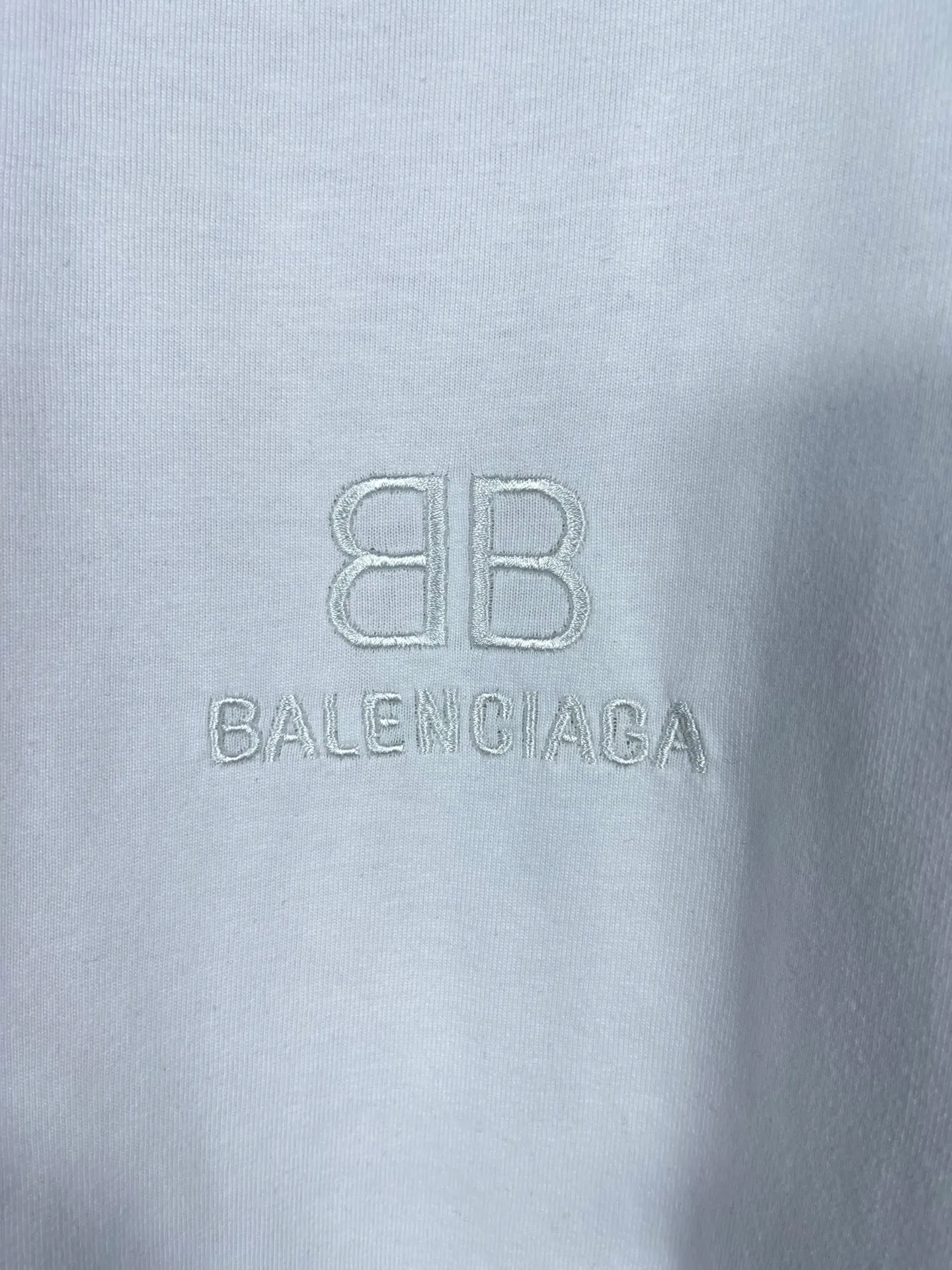 🅿️166 Actual pictures [Top version. Official website quality] BALENCIAGA/Balenciaga BB luminous graffiti short-sleeved T-shirt on the back. The fabric is made of Paris ZP custom-woven and dyed pure cotton with double yarn. The weight is 260 grams. The cloth surface is clean. The cloth pattern is clear, soft and comfortable. The ribbing is dyed with no color difference. The classic pattern printing uses environmentally friendly imported glue, and the precise dot screen has a luminous effect. The process is complex. The classic LOGO on the front is embroidered with an imported Tajima embroidery machine. It is three-dimensional and neat, with clear letters. No burrs. Strong three-dimensional effect. It is the currency of different markets, welcome to compare. The version adopts OS loose shoulder design. Same style for men and women. Code: BL223020 Color: White. Black. Size: XS-L