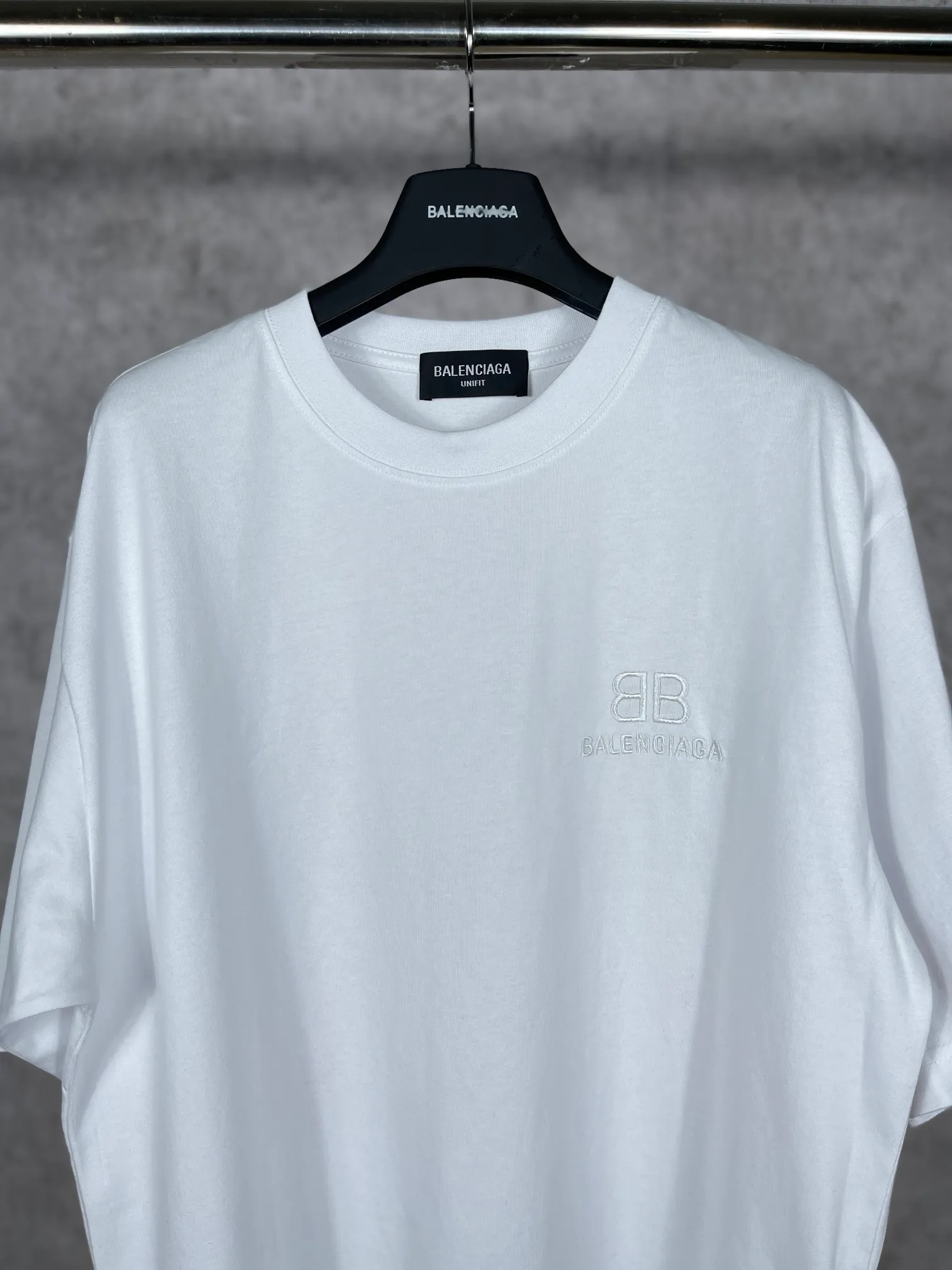 🅿️166 Actual pictures [Top version. Official website quality] BALENCIAGA/Balenciaga BB luminous graffiti short-sleeved T-shirt on the back. The fabric is made of Paris ZP custom-woven and dyed pure cotton with double yarn. The weight is 260 grams. The cloth surface is clean. The cloth pattern is clear, soft and comfortable. The ribbing is dyed with no color difference. The classic pattern printing uses environmentally friendly imported glue, and the precise dot screen has a luminous effect. The process is complex. The classic LOGO on the front is embroidered with an imported Tajima embroidery machine. It is three-dimensional and neat, with clear letters. No burrs. Strong three-dimensional effect. It is the currency of different markets, welcome to compare. The version adopts OS loose shoulder design. Same style for men and women. Code: BL223020 Color: White. Black. Size: XS-L