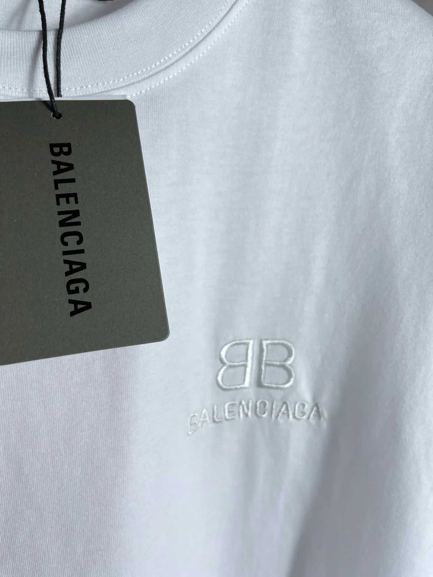 🅿️166 Actual pictures [Top version. Official website quality] BALENCIAGA/Balenciaga BB luminous graffiti short-sleeved T-shirt on the back. The fabric is made of Paris ZP custom-woven and dyed pure cotton with double yarn. The weight is 260 grams. The cloth surface is clean. The cloth pattern is clear, soft and comfortable. The ribbing is dyed with no color difference. The classic pattern printing uses environmentally friendly imported glue, and the precise dot screen has a luminous effect. The process is complex. The classic LOGO on the front is embroidered with an imported Tajima embroidery machine. It is three-dimensional and neat, with clear letters. No burrs. Strong three-dimensional effect. It is the currency of different markets, welcome to compare. The version adopts OS loose shoulder design. Same style for men and women. Code: BL223020 Color: White. Black. Size: XS-L