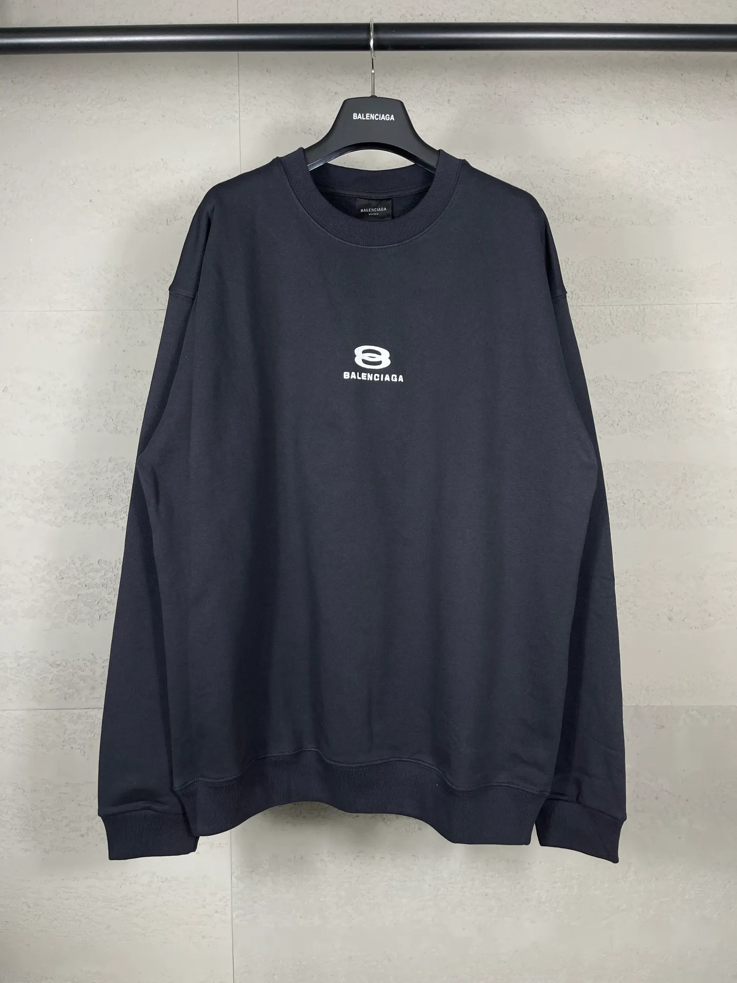 🅿️260 real photos [Top version. Official website quality] BALENCI*GA/Paris BALENCI*GA# new model, double-ring LOGO classic embroidery round neck David clothing and brick cabinet synchronization. Welcome to compare. The fabric is made of Paris ZP custom-woven and dyed cotton sweatshirt. The weight is 460 grams. The cloth surface is clean. The cloth pattern is clear. It is soft and comfortable. It has good color fastness and is not easy to change color. The threads are woven and dyed with no color difference. The embroidery uses Tajima embroidery machine, the letters are three-dimensional, and the brick cabinet is restored. The version adopts OS loose shoulder style. Same style for men and women. Code: BL235586 Color: gray blue Size: XS S M L