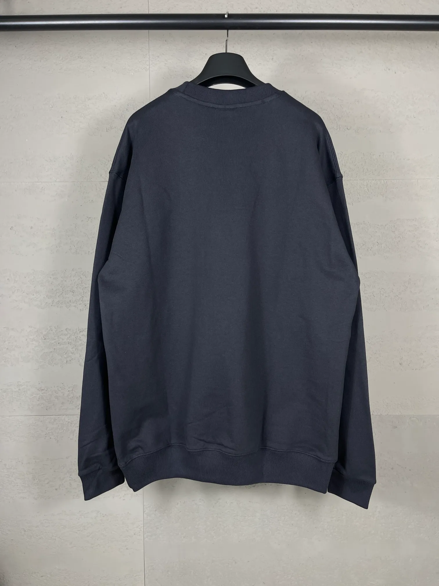 🅿️260 real photos [Top version. Official website quality] BALENCI*GA/Paris BALENCI*GA# new model, double-ring LOGO classic embroidery round neck David clothing and brick cabinet synchronization. Welcome to compare. The fabric is made of Paris ZP custom-woven and dyed cotton sweatshirt. The weight is 460 grams. The cloth surface is clean. The cloth pattern is clear. It is soft and comfortable. It has good color fastness and is not easy to change color. The threads are woven and dyed with no color difference. The embroidery uses Tajima embroidery machine, the letters are three-dimensional, and the brick cabinet is restored. The version adopts OS loose shoulder style. Same style for men and women. Code: BL235586 Color: gray blue Size: XS S M L