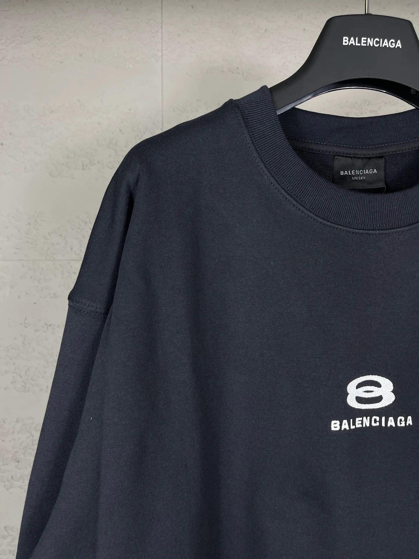 🅿️260 real photos [Top version. Official website quality] BALENCI*GA/Paris BALENCI*GA# new model, double-ring LOGO classic embroidery round neck David clothing and brick cabinet synchronization. Welcome to compare. The fabric is made of Paris ZP custom-woven and dyed cotton sweatshirt. The weight is 460 grams. The cloth surface is clean. The cloth pattern is clear. It is soft and comfortable. It has good color fastness and is not easy to change color. The threads are woven and dyed with no color difference. The embroidery uses Tajima embroidery machine, the letters are three-dimensional, and the brick cabinet is restored. The version adopts OS loose shoulder style. Same style for men and women. Code: BL235586 Color: gray blue Size: XS S M L