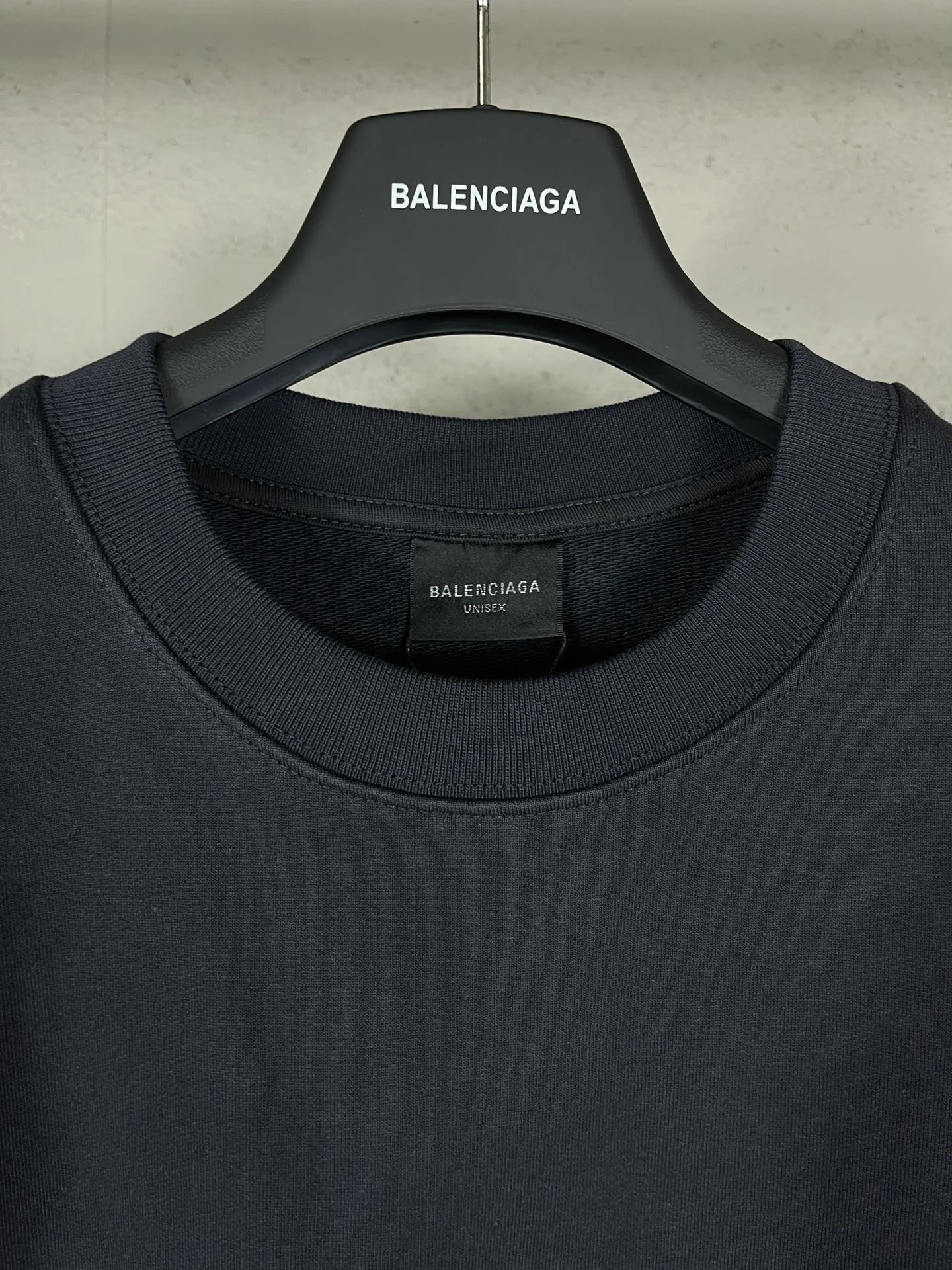 🅿️260 real photos [Top version. Official website quality] BALENCI*GA/Paris BALENCI*GA# new model, double-ring LOGO classic embroidery round neck David clothing and brick cabinet synchronization. Welcome to compare. The fabric is made of Paris ZP custom-woven and dyed cotton sweatshirt. The weight is 460 grams. The cloth surface is clean. The cloth pattern is clear. It is soft and comfortable. It has good color fastness and is not easy to change color. The threads are woven and dyed with no color difference. The embroidery uses Tajima embroidery machine, the letters are three-dimensional, and the brick cabinet is restored. The version adopts OS loose shoulder style. Same style for men and women. Code: BL235586 Color: gray blue Size: XS S M L