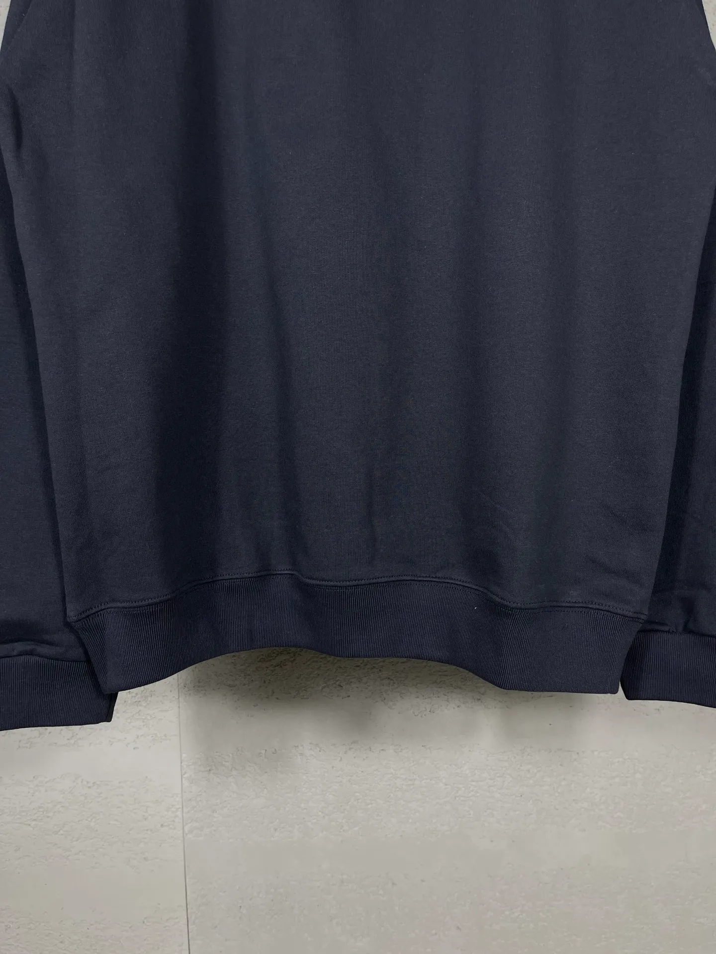 🅿️260 real photos [Top version. Official website quality] BALENCI*GA/Paris BALENCI*GA# new model, double-ring LOGO classic embroidery round neck David clothing and brick cabinet synchronization. Welcome to compare. The fabric is made of Paris ZP custom-woven and dyed cotton sweatshirt. The weight is 460 grams. The cloth surface is clean. The cloth pattern is clear. It is soft and comfortable. It has good color fastness and is not easy to change color. The threads are woven and dyed with no color difference. The embroidery uses Tajima embroidery machine, the letters are three-dimensional, and the brick cabinet is restored. The version adopts OS loose shoulder style. Same style for men and women. Code: BL235586 Color: gray blue Size: XS S M L