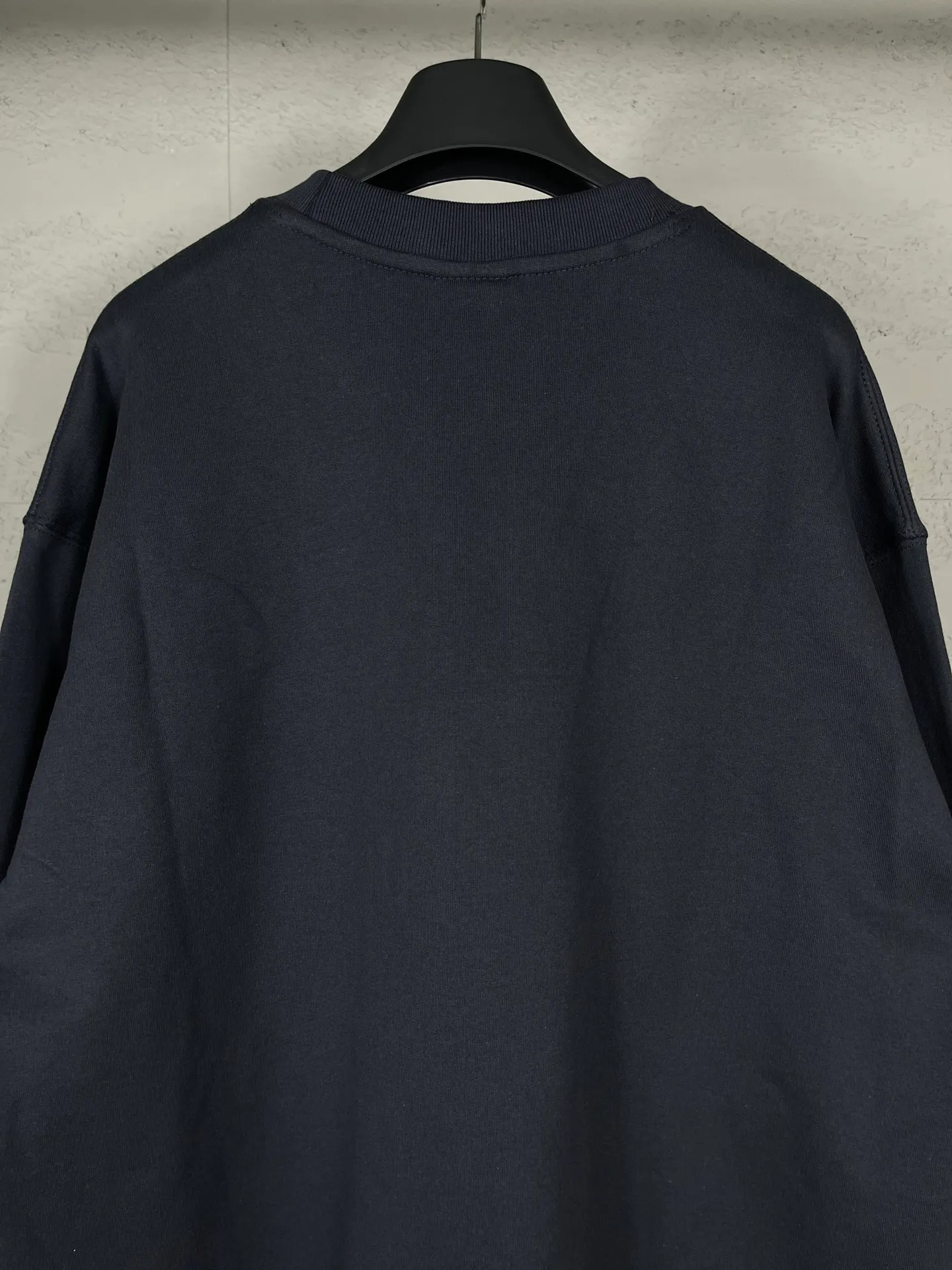 🅿️260 real photos [Top version. Official website quality] BALENCI*GA/Paris BALENCI*GA# new model, double-ring LOGO classic embroidery round neck David clothing and brick cabinet synchronization. Welcome to compare. The fabric is made of Paris ZP custom-woven and dyed cotton sweatshirt. The weight is 460 grams. The cloth surface is clean. The cloth pattern is clear. It is soft and comfortable. It has good color fastness and is not easy to change color. The threads are woven and dyed with no color difference. The embroidery uses Tajima embroidery machine, the letters are three-dimensional, and the brick cabinet is restored. The version adopts OS loose shoulder style. Same style for men and women. Code: BL235586 Color: gray blue Size: XS S M L