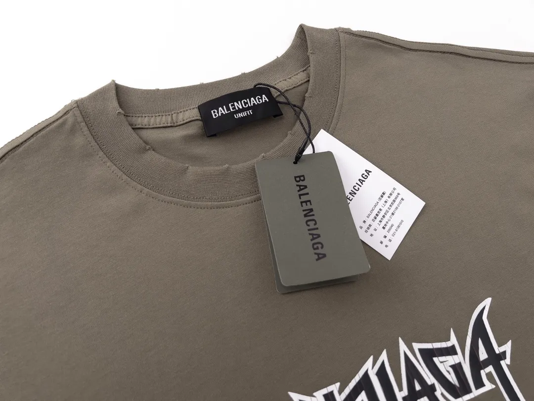 🅿️180 Detailed Pictures [Top version. Official website quality] BALENCI*GA/Paris. Lightning letter straight crack printed frayed distressed short-sleeved T-shirt. Brick cabinet synchronization. The fabric is made of Paris ZP custom-woven and dyed 100% cotton double yarn compact cotton. The weight is 260 grams, the cloth surface is clean. The cloth pattern is clear, soft and comfortable. The threads are dyed with no color difference. The classic pattern is printed with environmentally friendly imported tensile materials and precision printing screens. The letters are clear and the effect is three-dimensional. The ready-made clothes are hand-painted and restored to ZP, the ready-made clothes are worn and the brick cabinets are restored. Different market currency, welcome to compare, the version adopts OS loose shoulder version. Same style for men and women Coding: BL223011 Color: black. Beige. Brown Size: XS S M L