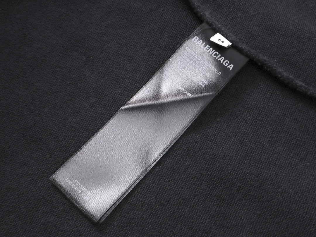 🅿️330 real photos [Top version. Official website quality] BALENCI*GA/Paris. 2024 new style blurred letter LOGO printed ready-to-wear wash-worn hooded sweatshirt. Brick cabinets are synchronized. Genuine products are developed at the first time, and you can print and compare! The fabric is made of Paris ZP custom-woven and dyed cotton terry sweatshirt. Weighing 460 grams, the cloth surface is clean. The cloth pattern is clear, soft and comfortable. The threads are dyed with no color difference. The classic LOGO is printed with environmentally friendly imported materials and dot direct printing technology, with a three-dimensional effect. Restored brick cabinet. Ready-made clothes are worn and worn, different market currency, welcome to compare, the version adopts OS loose shoulder version. Same style for men and women Coding: BL238918 Color: Gray Blue Size: XS S M L