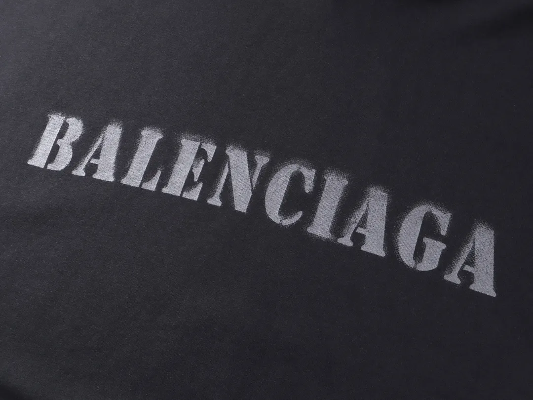 🅿️330 real photos [Top version. Official website quality] BALENCI*GA/Paris. 2024 new style blurred letter LOGO printed ready-to-wear wash-worn hooded sweatshirt. Brick cabinets are synchronized. Genuine products are developed at the first time, and you can print and compare! The fabric is made of Paris ZP custom-woven and dyed cotton terry sweatshirt. Weighing 460 grams, the cloth surface is clean. The cloth pattern is clear, soft and comfortable. The threads are dyed with no color difference. The classic LOGO is printed with environmentally friendly imported materials and dot direct printing technology, with a three-dimensional effect. Restored brick cabinet. Ready-made clothes are worn and worn, different market currency, welcome to compare, the version adopts OS loose shoulder version. Same style for men and women Coding: BL238918 Color: Gray Blue Size: XS S M L