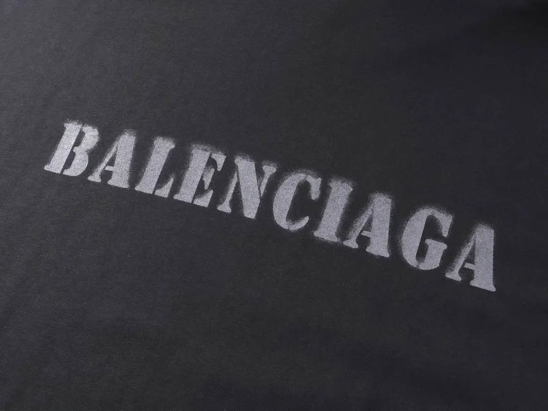 🅿️330 real photos [Top version. Official website quality] BALENCI*GA/Paris. 2024 new style blurred letter LOGO printed ready-to-wear wash-worn hooded sweatshirt. Brick cabinets are synchronized. Genuine products are developed at the first time, and you can print and compare! The fabric is made of Paris ZP custom-woven and dyed cotton terry sweatshirt. Weighing 460 grams, the cloth surface is clean. The cloth pattern is clear, soft and comfortable. The threads are dyed with no color difference. The classic LOGO is printed with environmentally friendly imported materials and dot direct printing technology, with a three-dimensional effect. Restored brick cabinet. Ready-made clothes are worn and worn, different market currency, welcome to compare, the version adopts OS loose shoulder version. Same style for men and women Coding: BL238918 Color: Gray Blue Size: XS S M L