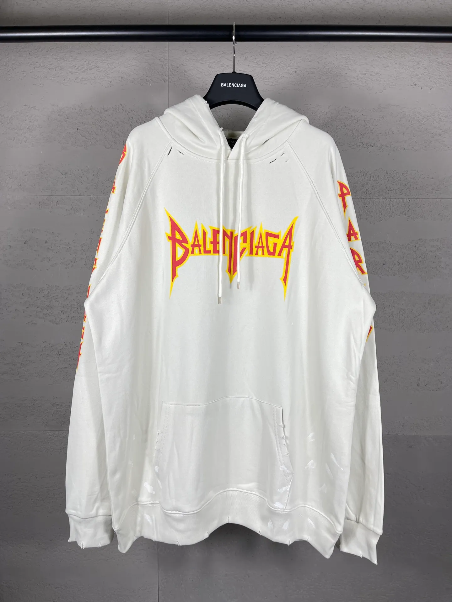 🅿️316 real photos [Top version. Official website quality] BALENCI*GA/Paris. Classic style. 23SS#BALENCI*GA# Ready-to-wear distressed. Hand-worn. Hand-painted, limited edition rock band printed hooded long-sleeved sweatshirt. Synchronized with brick cabinets in autumn and winter. The fabric is made of Paris ZP custom-woven and dyed cotton sweatshirt, with a net weight of 450 grams. The cloth surface is clean. The cloth pattern is clear, soft and comfortable. The threads are woven and dyed with no color difference. The classic letter LOGO uses precision stencils, imported environmentally friendly rubber paddles, and crackle printing, with a three-dimensional effect. The hem is hand-painted, restoring the brick cabinet, and the version adopts the OS loose shoulder style. Same style for men and women. Code: BL238057 Color: black, coffee, beige. Size: XS S M L