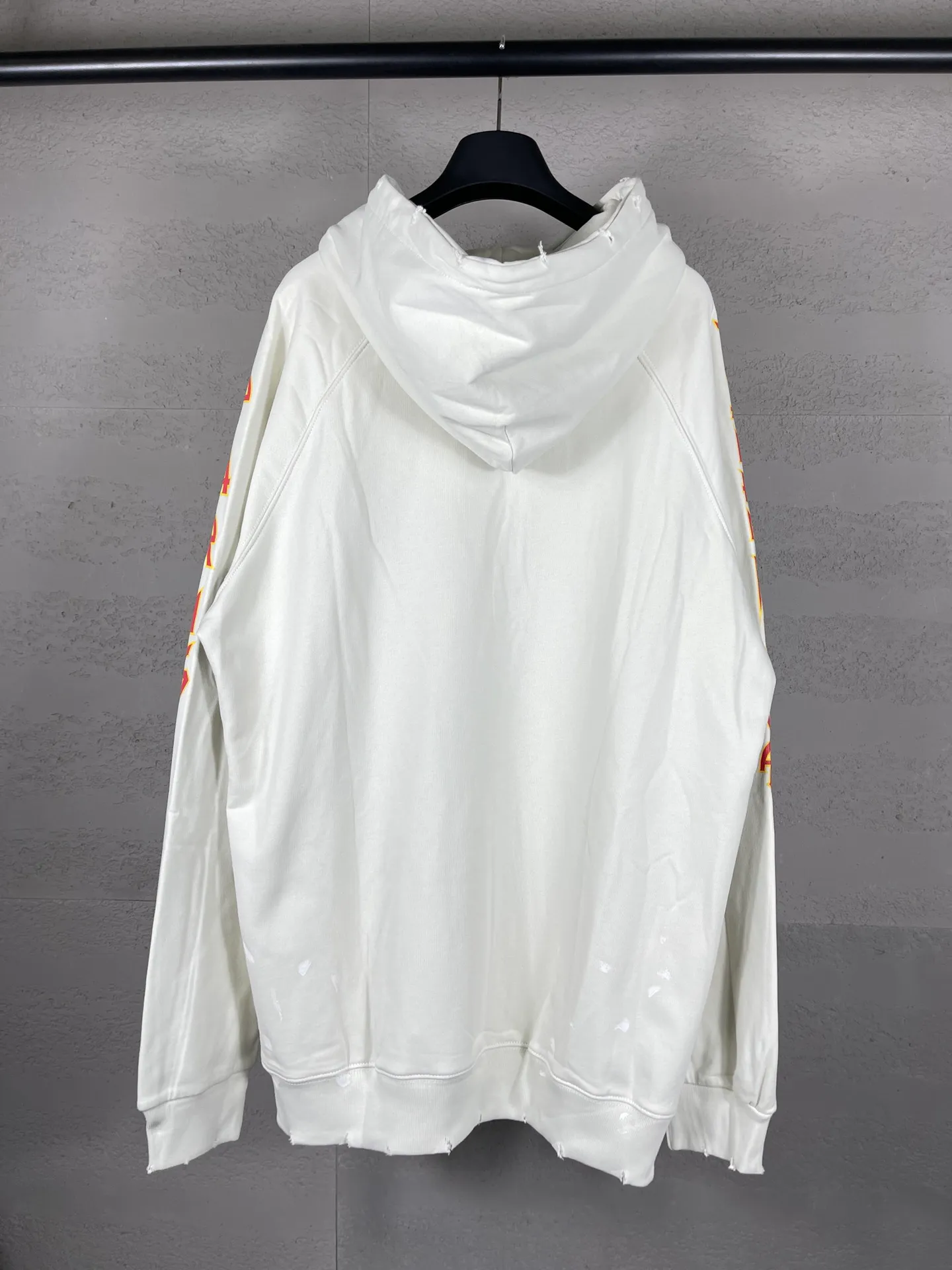 🅿️316 real photos [Top version. Official website quality] BALENCI*GA/Paris. Classic style. 23SS#BALENCI*GA# Ready-to-wear distressed. Hand-worn. Hand-painted, limited edition rock band printed hooded long-sleeved sweatshirt. Synchronized with brick cabinets in autumn and winter. The fabric is made of Paris ZP custom-woven and dyed cotton sweatshirt, with a net weight of 450 grams. The cloth surface is clean. The cloth pattern is clear, soft and comfortable. The threads are woven and dyed with no color difference. The classic letter LOGO uses precision stencils, imported environmentally friendly rubber paddles, and crackle printing, with a three-dimensional effect. The hem is hand-painted, restoring the brick cabinet, and the version adopts the OS loose shoulder style. Same style for men and women. Code: BL238057 Color: black, coffee, beige. Size: XS S M L