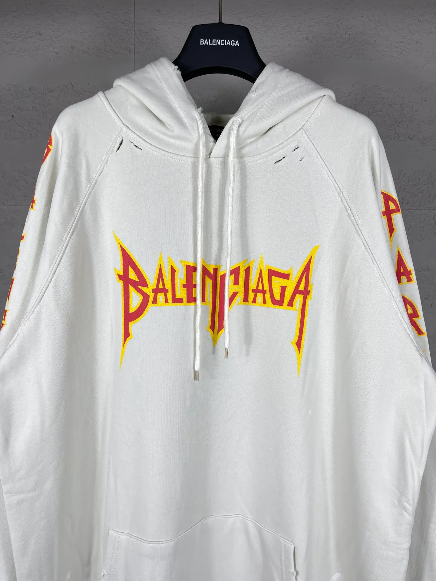 🅿️316 real photos [Top version. Official website quality] BALENCI*GA/Paris. Classic style. 23SS#BALENCI*GA# Ready-to-wear distressed. Hand-worn. Hand-painted, limited edition rock band printed hooded long-sleeved sweatshirt. Synchronized with brick cabinets in autumn and winter. The fabric is made of Paris ZP custom-woven and dyed cotton sweatshirt, with a net weight of 450 grams. The cloth surface is clean. The cloth pattern is clear, soft and comfortable. The threads are woven and dyed with no color difference. The classic letter LOGO uses precision stencils, imported environmentally friendly rubber paddles, and crackle printing, with a three-dimensional effect. The hem is hand-painted, restoring the brick cabinet, and the version adopts the OS loose shoulder style. Same style for men and women. Code: BL238057 Color: black, coffee, beige. Size: XS S M L