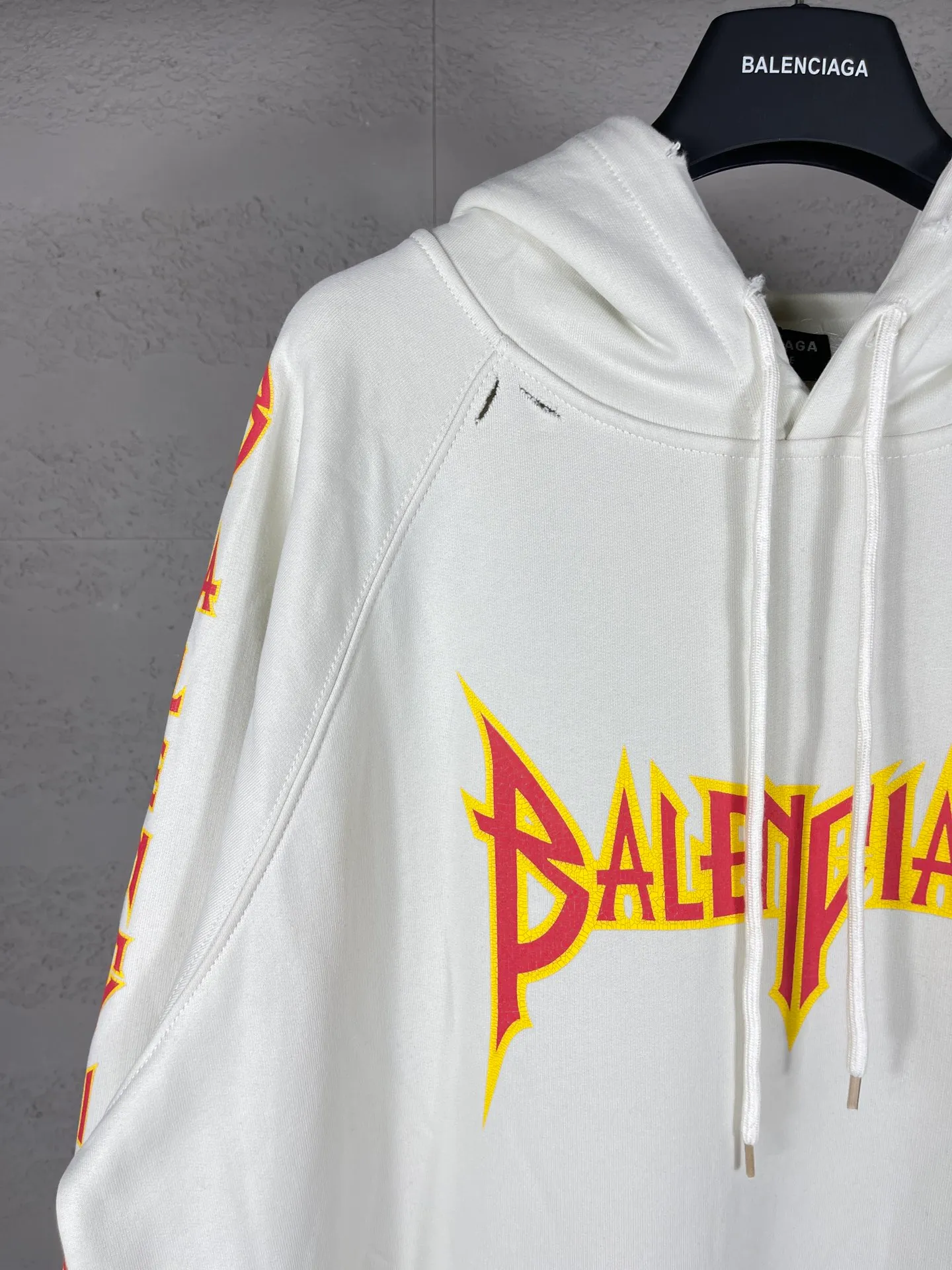 🅿️316 real photos [Top version. Official website quality] BALENCI*GA/Paris. Classic style. 23SS#BALENCI*GA# Ready-to-wear distressed. Hand-worn. Hand-painted, limited edition rock band printed hooded long-sleeved sweatshirt. Synchronized with brick cabinets in autumn and winter. The fabric is made of Paris ZP custom-woven and dyed cotton sweatshirt, with a net weight of 450 grams. The cloth surface is clean. The cloth pattern is clear, soft and comfortable. The threads are woven and dyed with no color difference. The classic letter LOGO uses precision stencils, imported environmentally friendly rubber paddles, and crackle printing, with a three-dimensional effect. The hem is hand-painted, restoring the brick cabinet, and the version adopts the OS loose shoulder style. Same style for men and women. Code: BL238057 Color: black, coffee, beige. Size: XS S M L