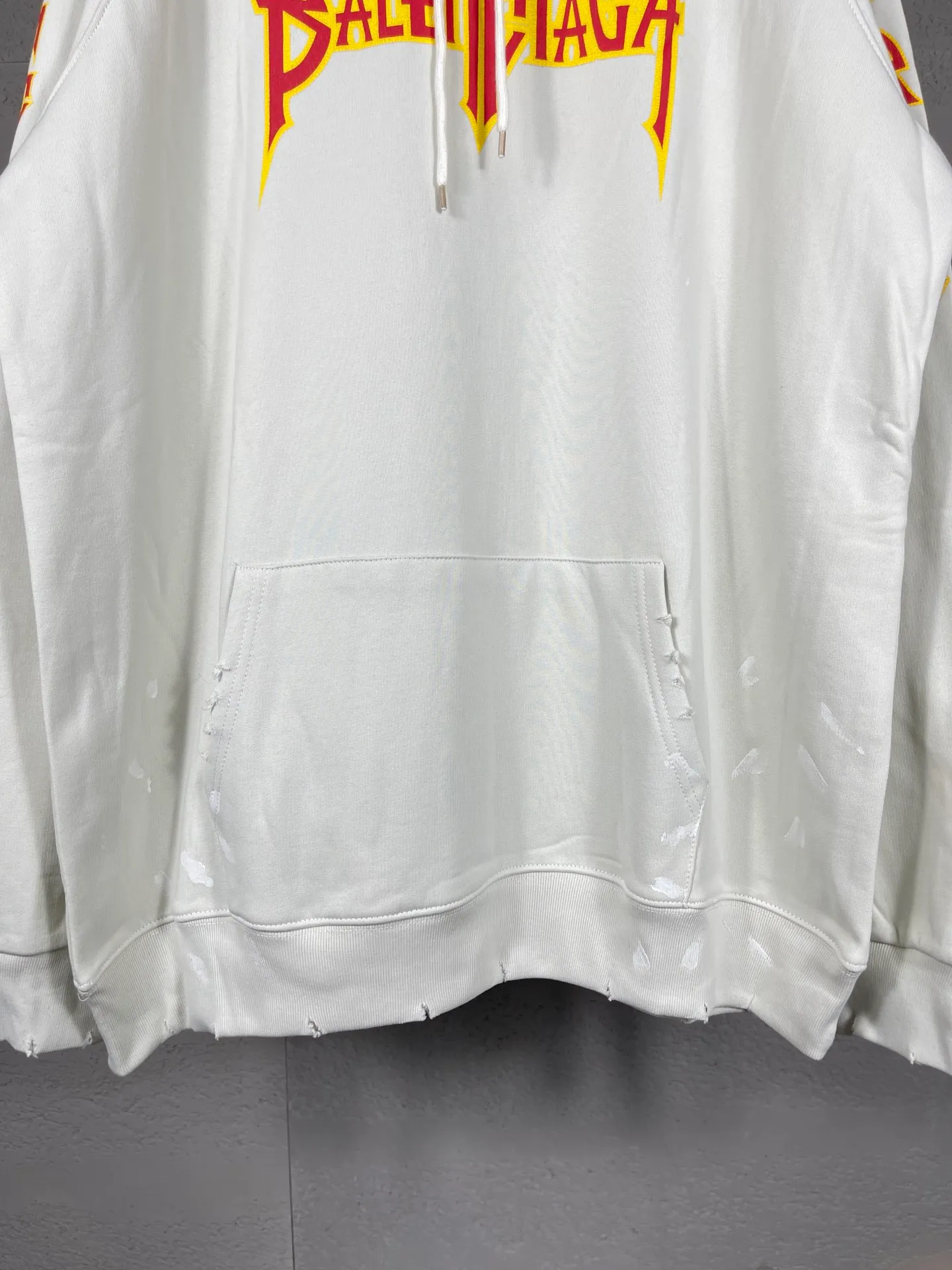 🅿️316 real photos [Top version. Official website quality] BALENCI*GA/Paris. Classic style. 23SS#BALENCI*GA# Ready-to-wear distressed. Hand-worn. Hand-painted, limited edition rock band printed hooded long-sleeved sweatshirt. Synchronized with brick cabinets in autumn and winter. The fabric is made of Paris ZP custom-woven and dyed cotton sweatshirt, with a net weight of 450 grams. The cloth surface is clean. The cloth pattern is clear, soft and comfortable. The threads are woven and dyed with no color difference. The classic letter LOGO uses precision stencils, imported environmentally friendly rubber paddles, and crackle printing, with a three-dimensional effect. The hem is hand-painted, restoring the brick cabinet, and the version adopts the OS loose shoulder style. Same style for men and women. Code: BL238057 Color: black, coffee, beige. Size: XS S M L