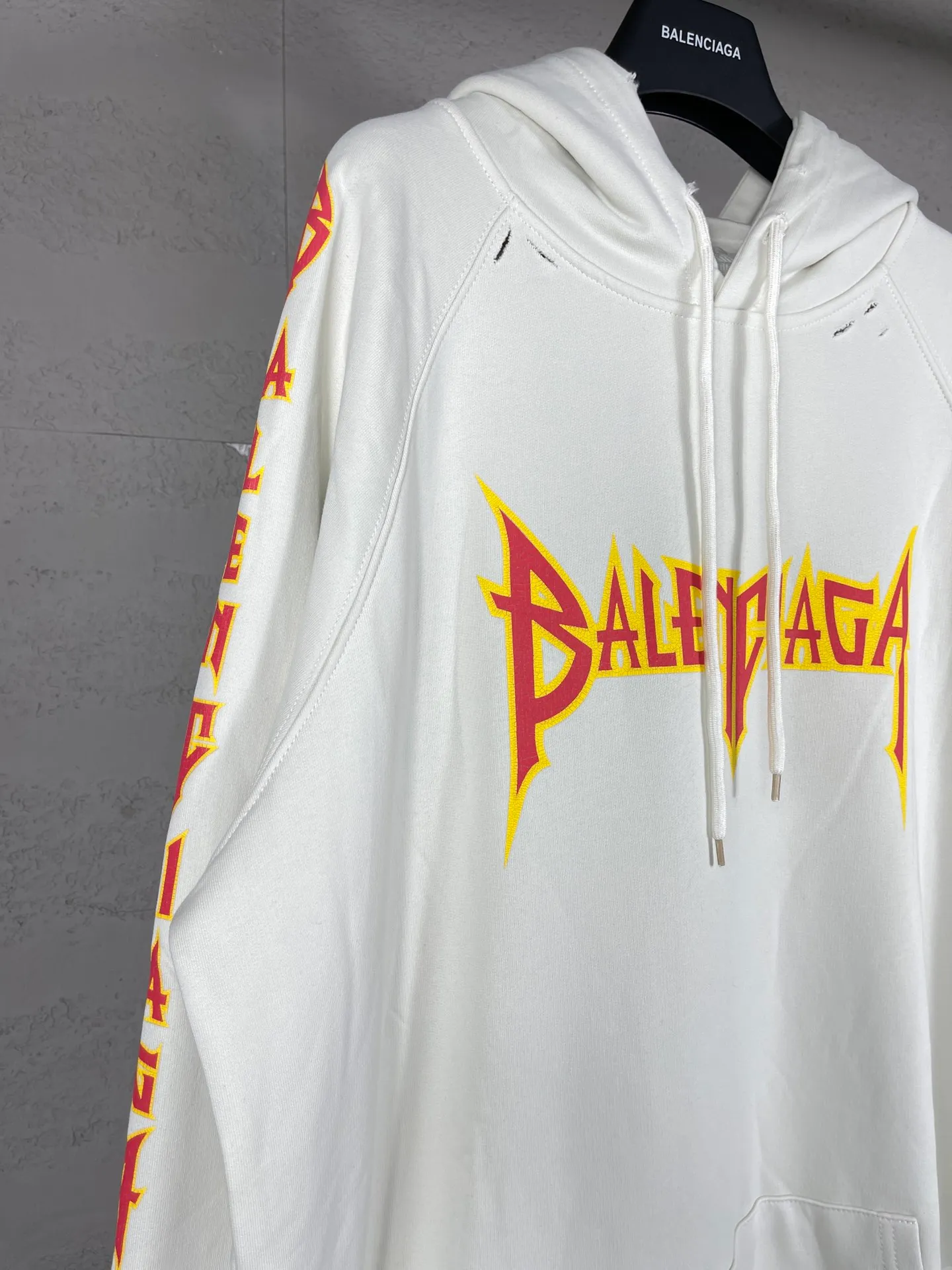 🅿️316 real photos [Top version. Official website quality] BALENCI*GA/Paris. Classic style. 23SS#BALENCI*GA# Ready-to-wear distressed. Hand-worn. Hand-painted, limited edition rock band printed hooded long-sleeved sweatshirt. Synchronized with brick cabinets in autumn and winter. The fabric is made of Paris ZP custom-woven and dyed cotton sweatshirt, with a net weight of 450 grams. The cloth surface is clean. The cloth pattern is clear, soft and comfortable. The threads are woven and dyed with no color difference. The classic letter LOGO uses precision stencils, imported environmentally friendly rubber paddles, and crackle printing, with a three-dimensional effect. The hem is hand-painted, restoring the brick cabinet, and the version adopts the OS loose shoulder style. Same style for men and women. Code: BL238057 Color: black, coffee, beige. Size: XS S M L